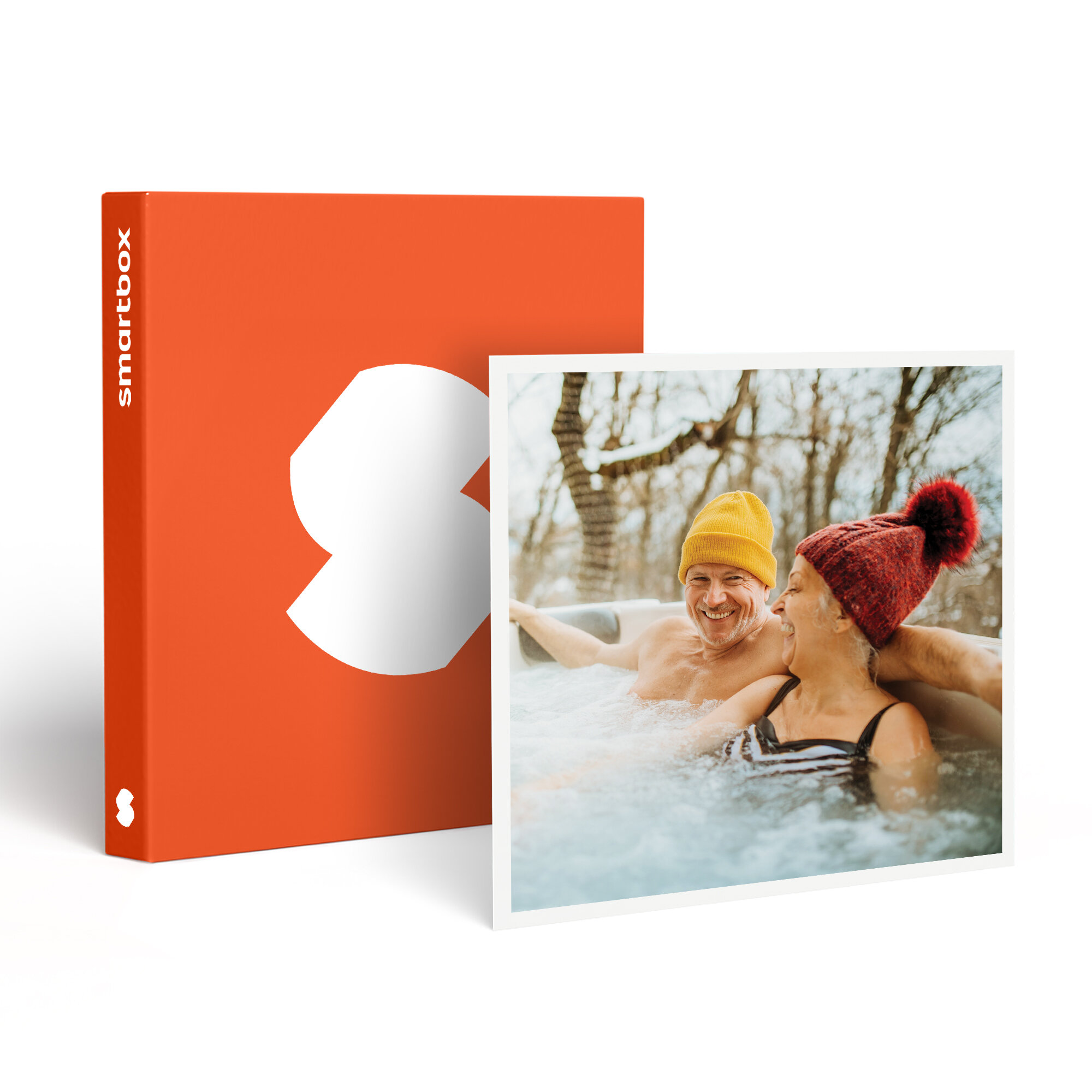 Una pareja sonriendo en un jacuzzi. Caja roja con logo blanco a la izquierda.