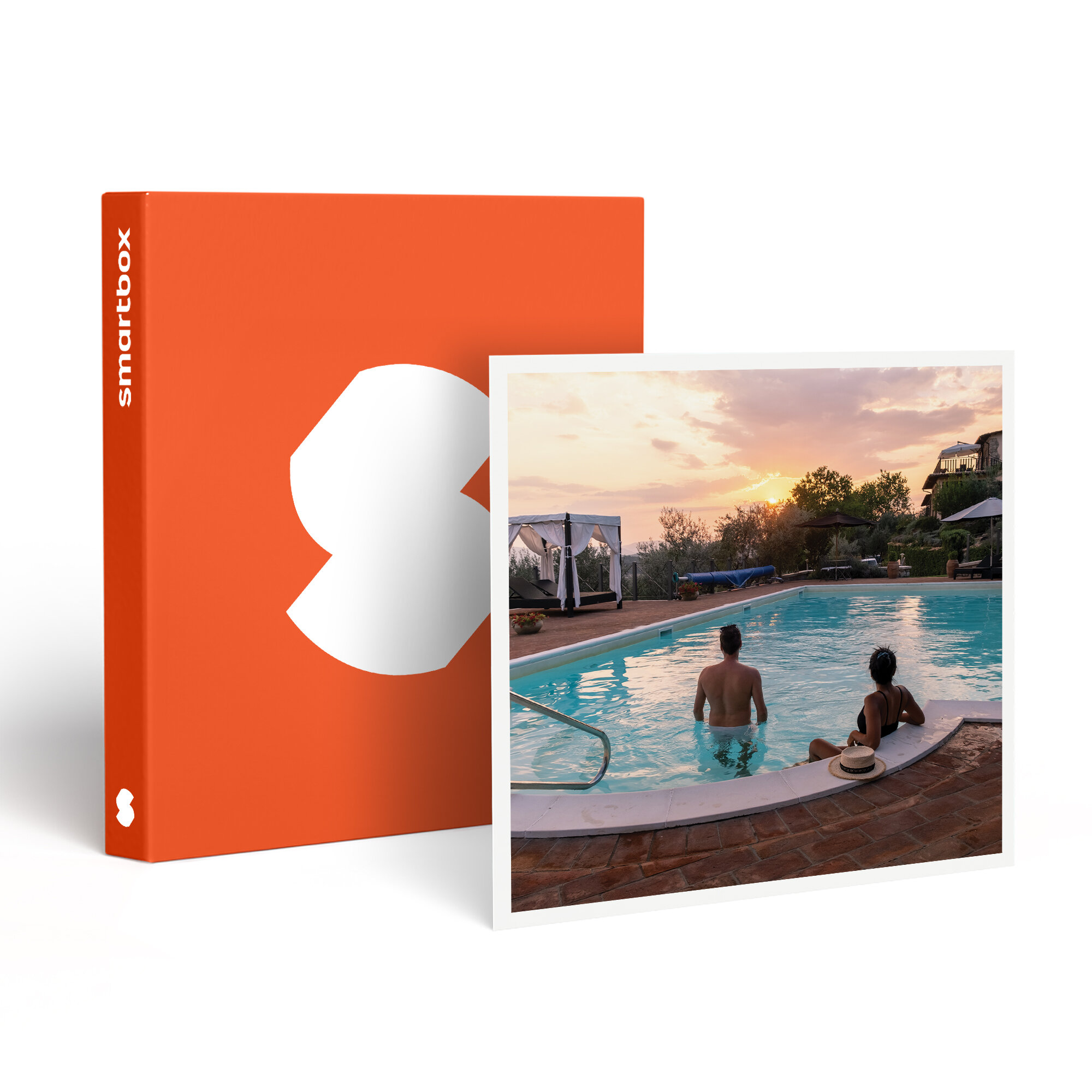 Una pareja en una piscina al atardecer. Caja naranja con logo blanco a la izquierda.