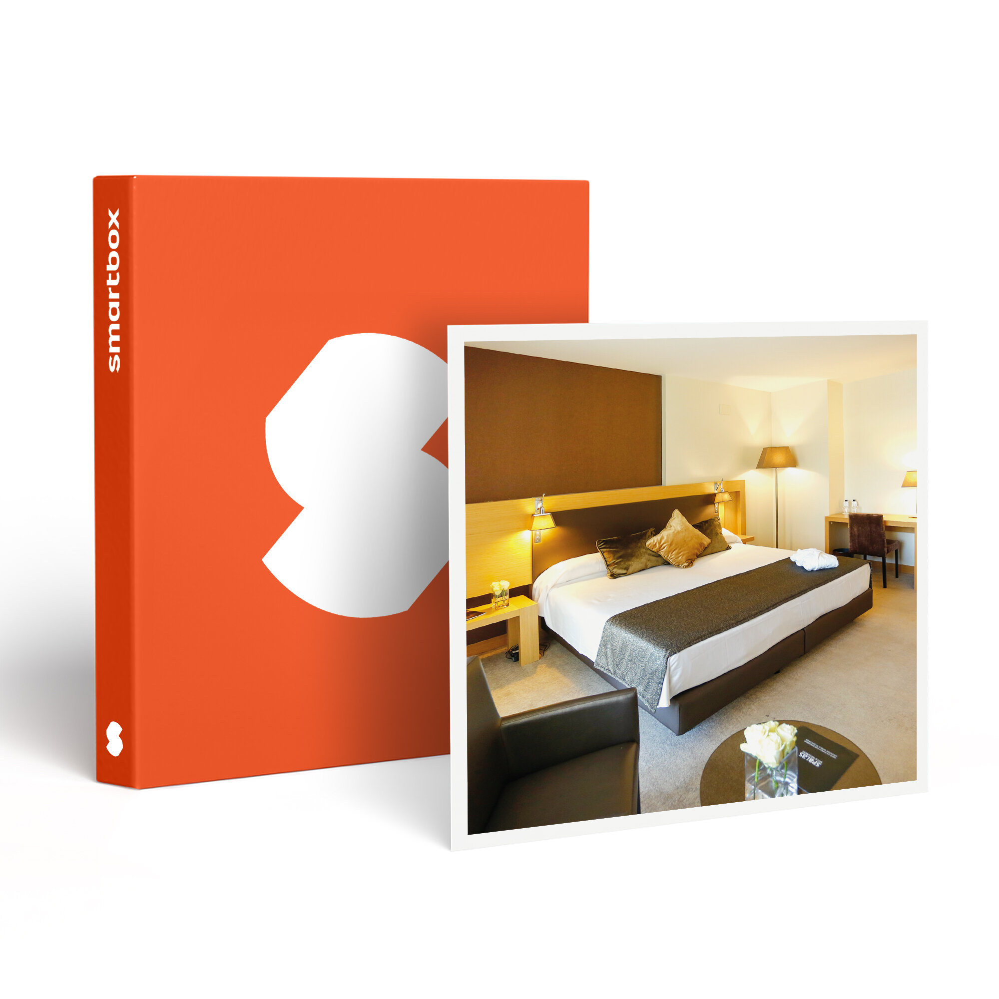 Habitación de hotel con cama, mesita de noche, lámpara y caja naranja con logo blanco. Incluye mesa con flores.