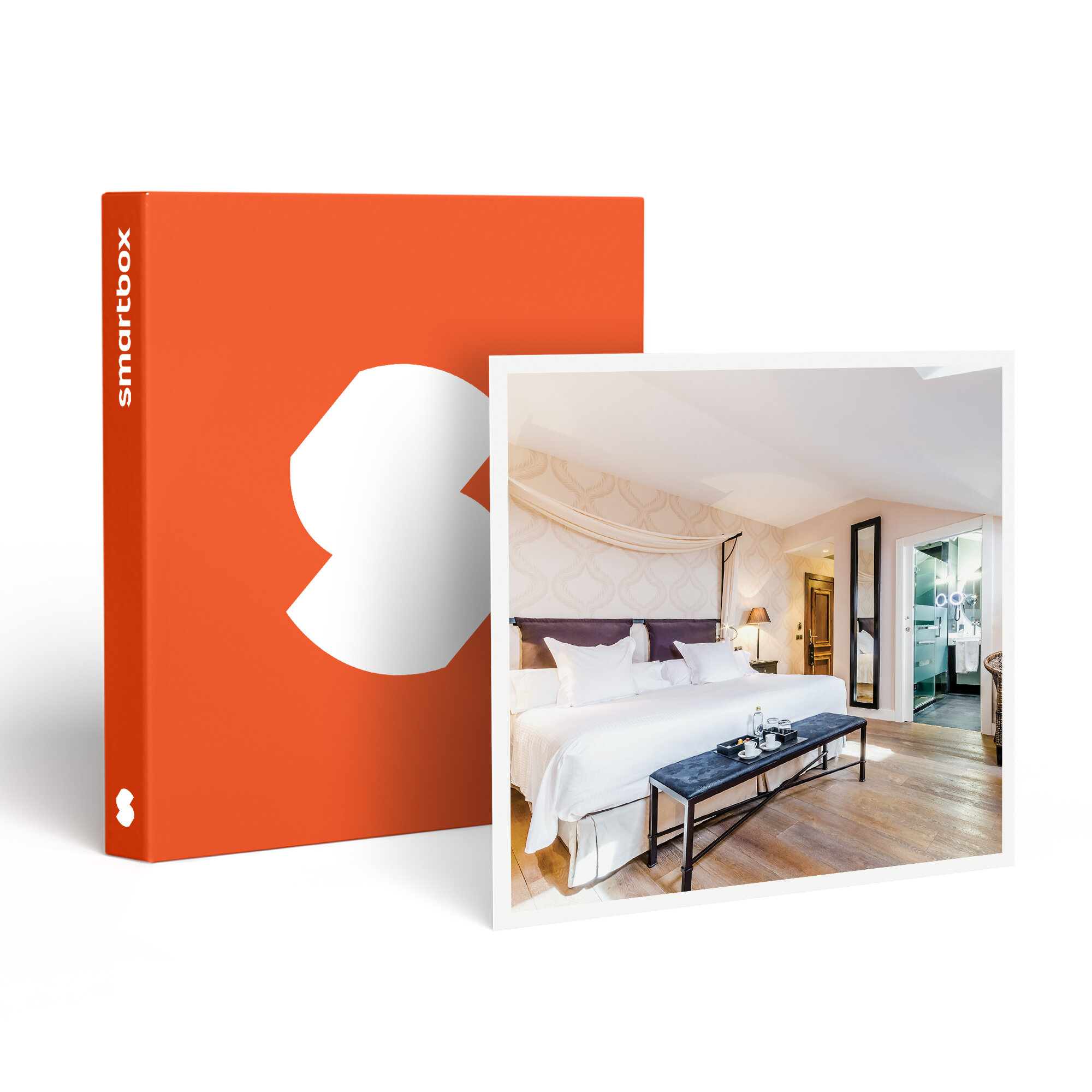 Imagen de habitación de hotel. Cama con sábanas blancas, un banco y un baño visible a través de una puerta.