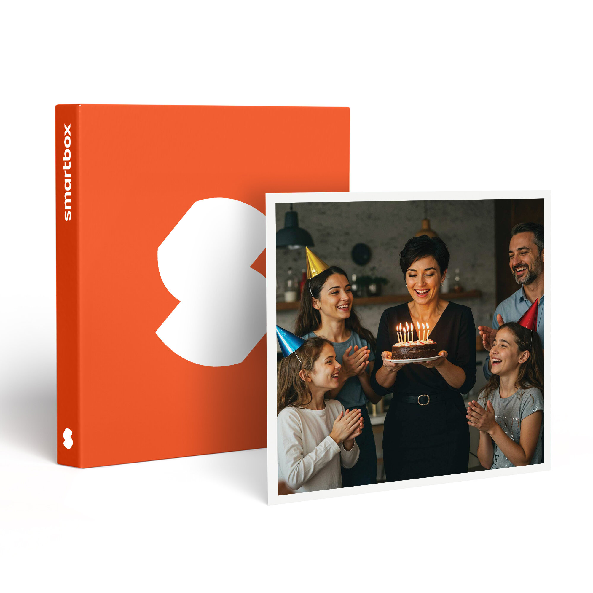 Una familia celebra un cumpleaños con una tarta. A la izquierda, una caja naranja con un logotipo blanco.