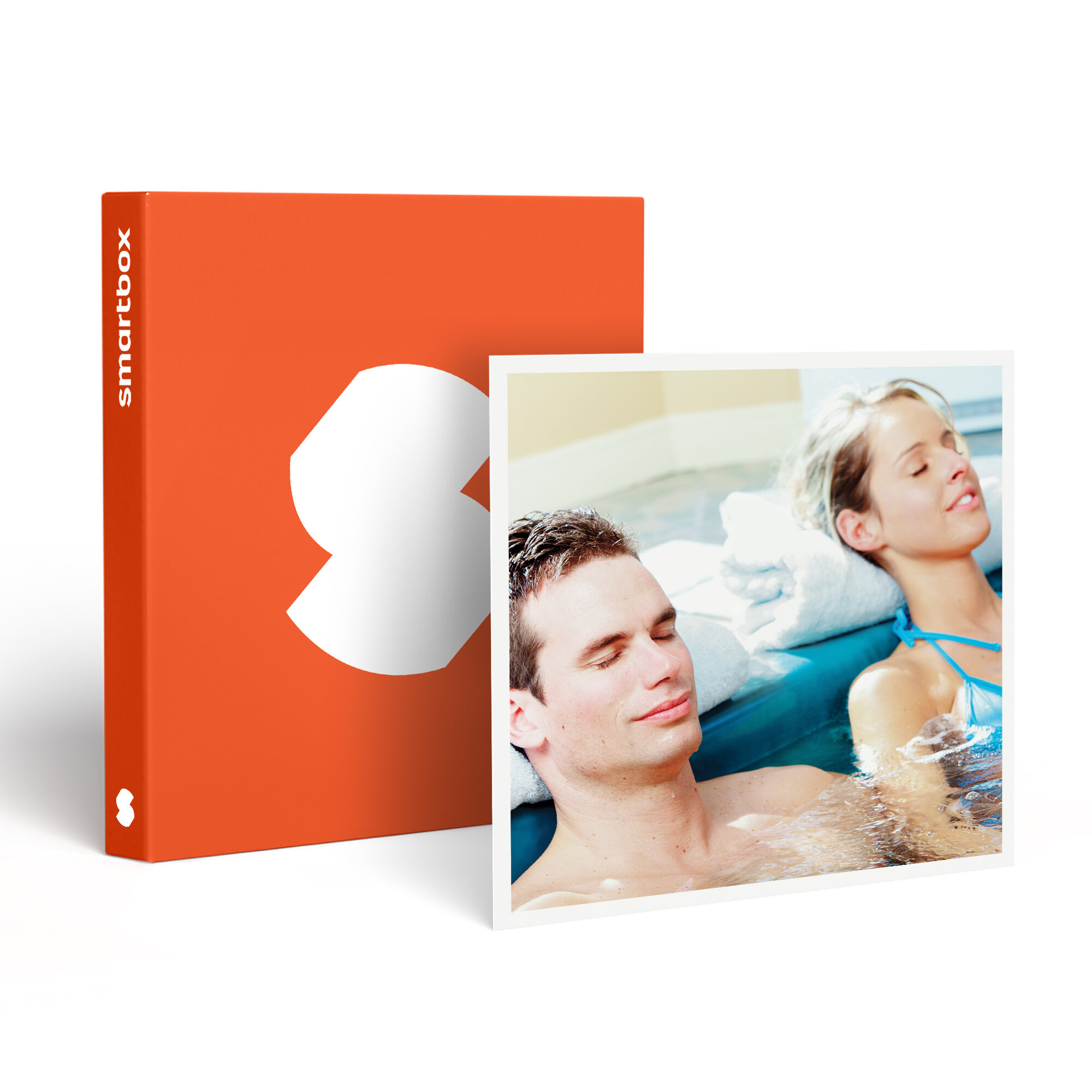 Una pareja relajándose en una bañera de hidromasaje. Una caja naranja con un logotipo blanco a la izquierda.