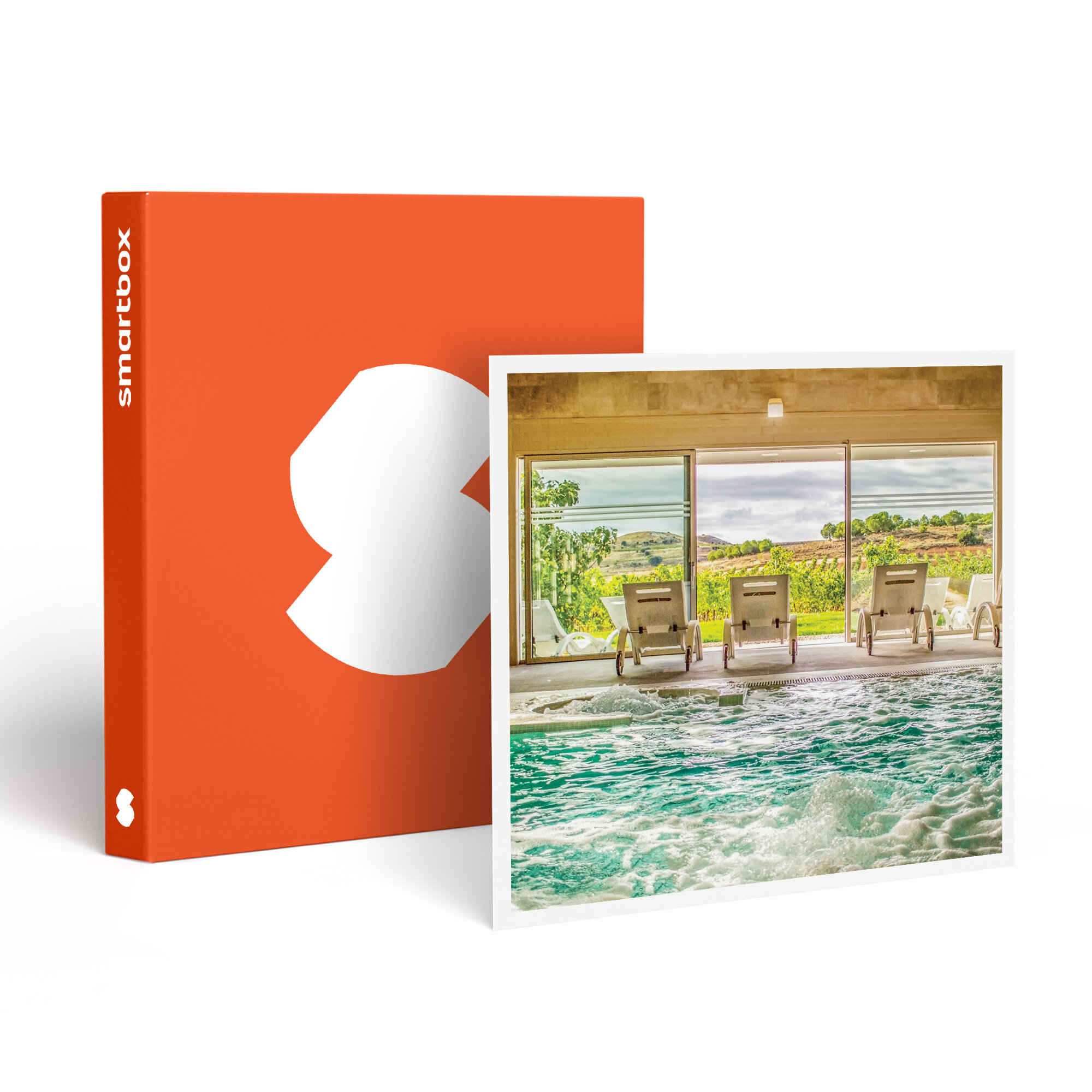 Una caja naranja con un logo blanco junto a una foto de una piscina con chorros de spa, sillas y vistas.