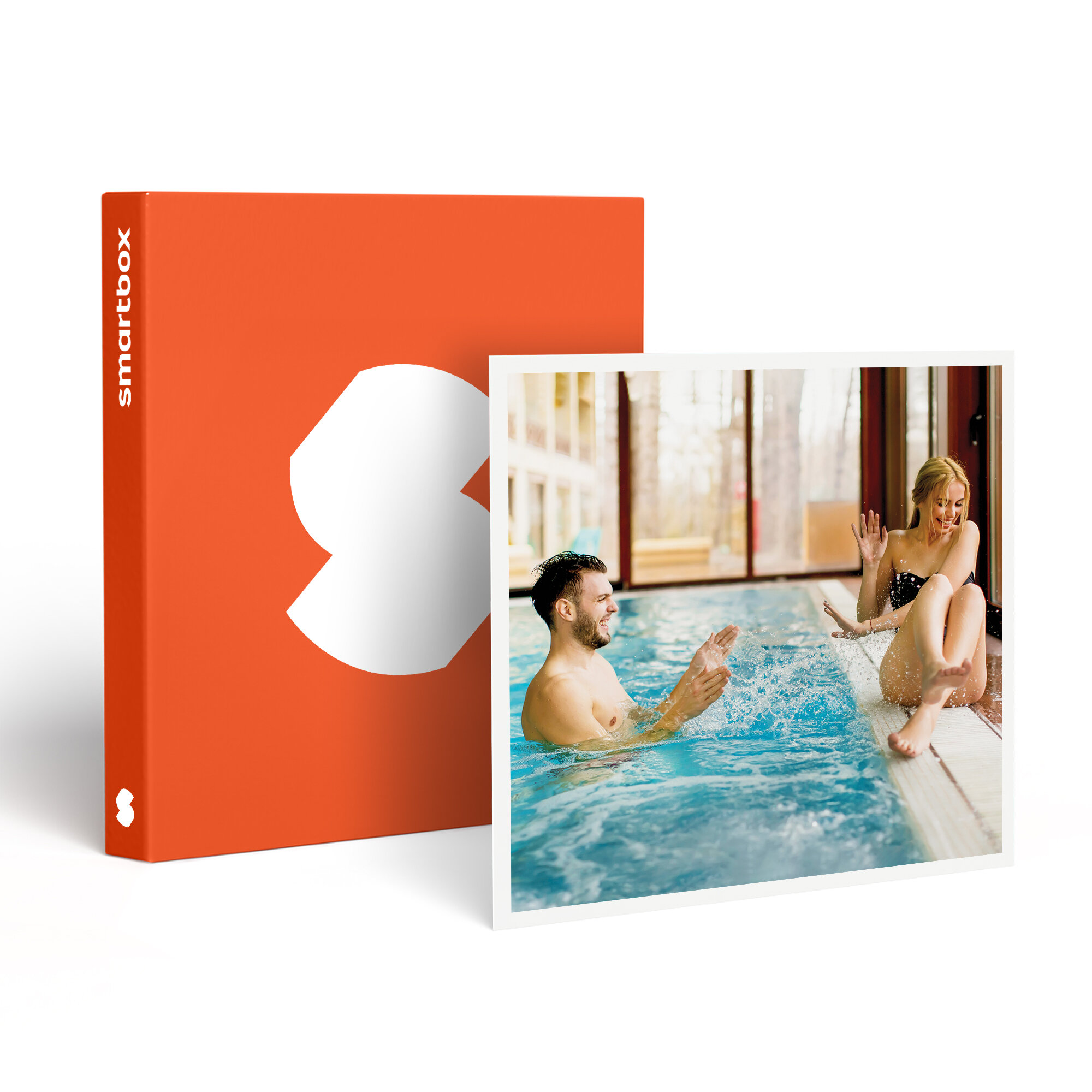 Un hombre salpica agua a una mujer cerca de una piscina. Una caja naranja con un logotipo blanco a la izquierda.