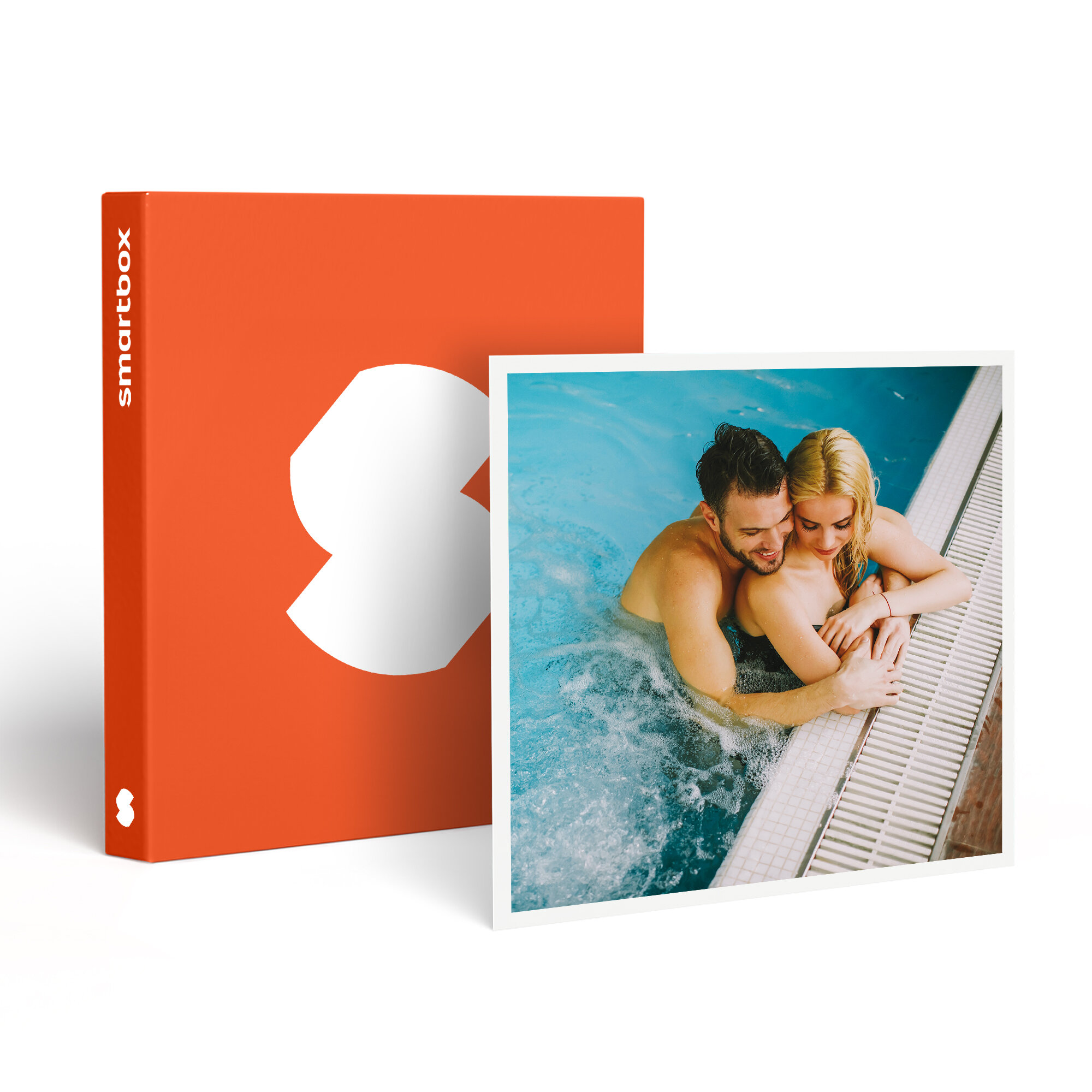 Una pareja en una piscina, el hombre abraza a la mujer. Hay una caja naranja con un logotipo blanco en el fondo.