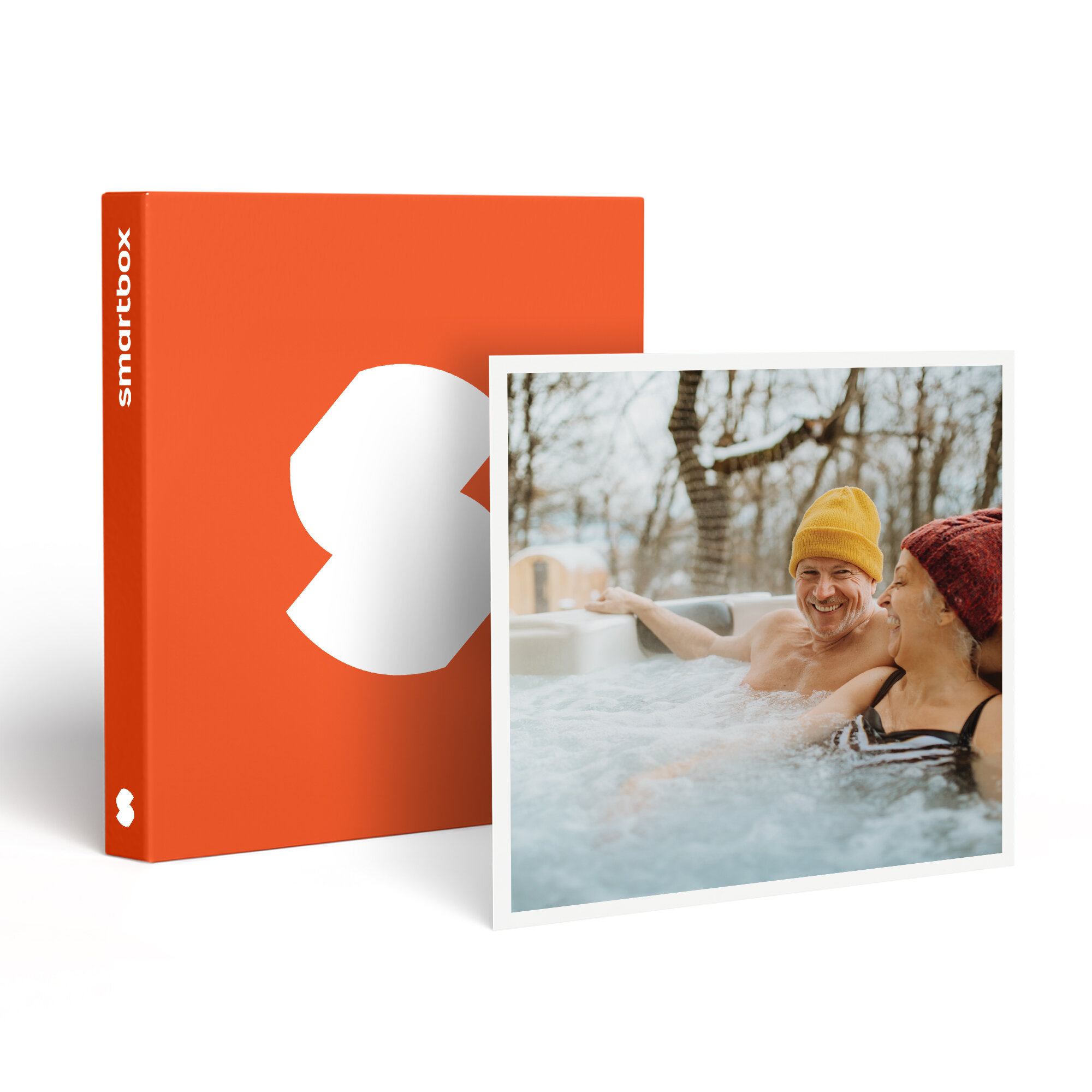 La imagen muestra a una pareja en un jacuzzi. Llevan sombreros y el fondo muestra árboles. Hay una caja naranja en primer plano.