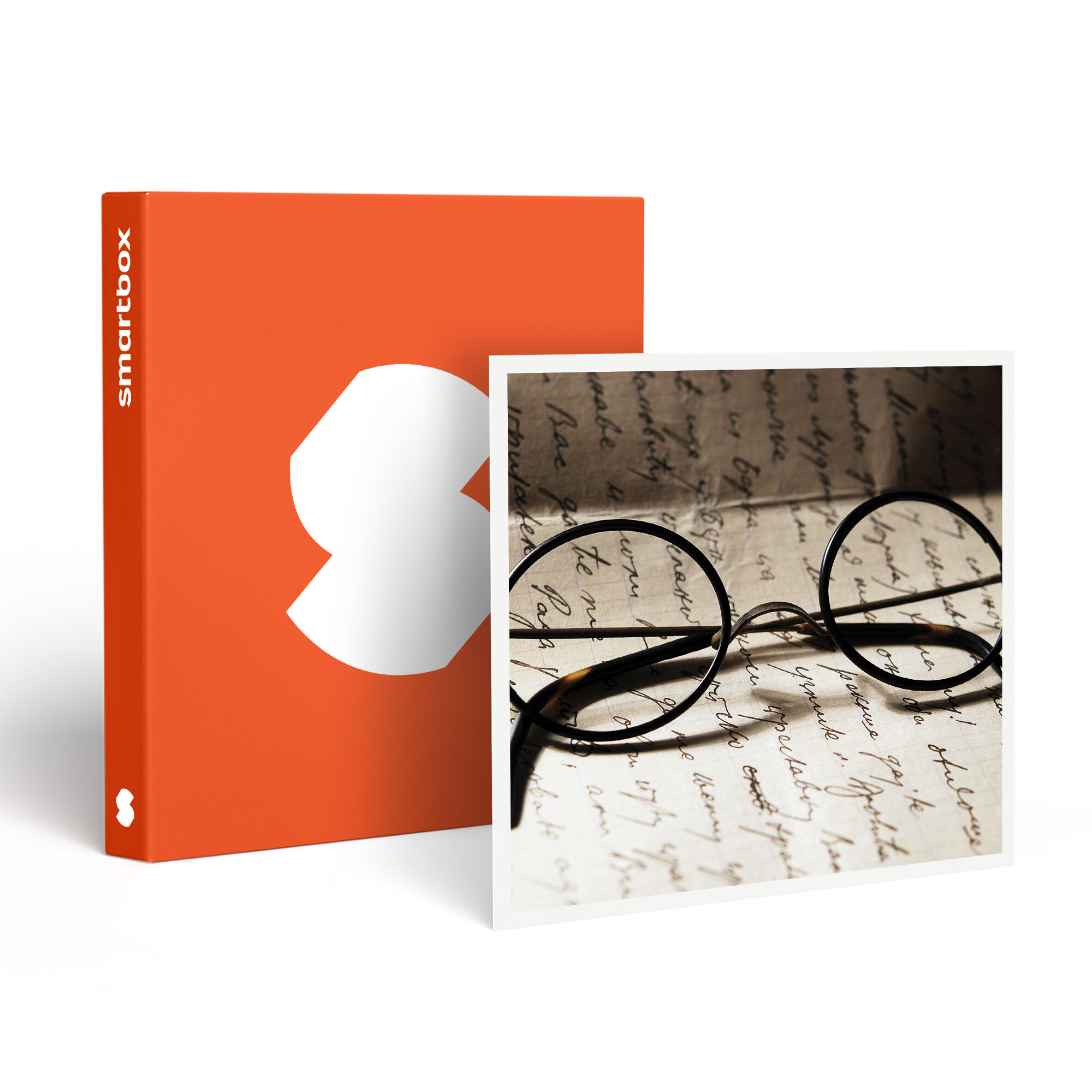 Una caja naranja con un diseño blanco junto a una foto. La foto muestra gafas sobre un papel antiguo con texto manuscrito.