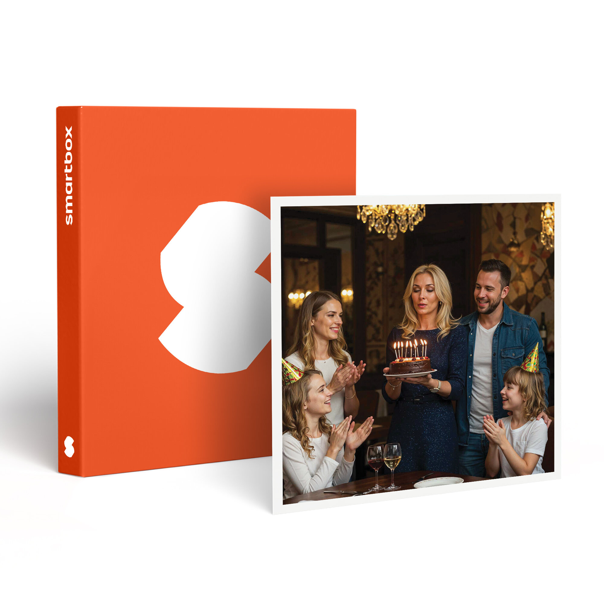 Una familia celebra un cumpleaños con pastel. A la izquierda, una caja naranja con un logotipo blanco.
