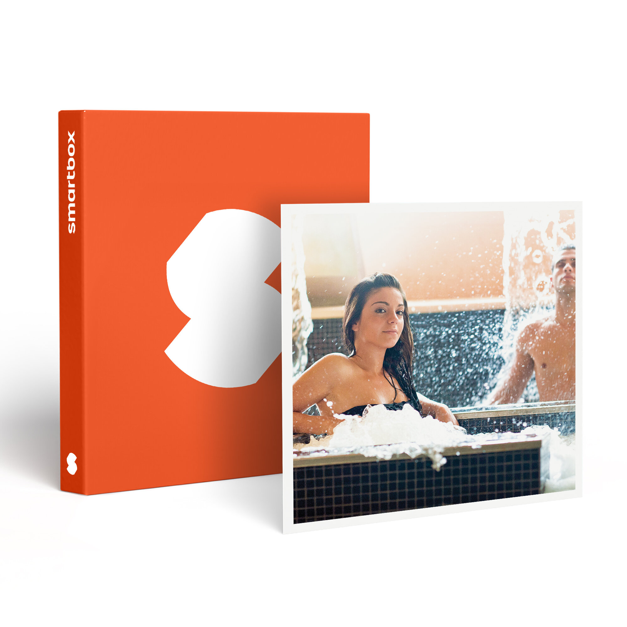 La imagen muestra a una mujer y un hombre en un spa con agua en cascada. A la izquierda, una caja naranja con un logotipo blanco.