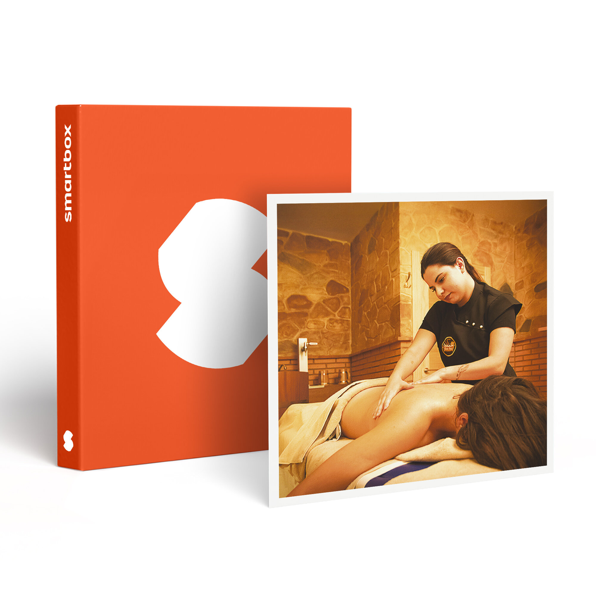 Una mujer recibe un masaje. Una caja naranja con un logotipo blanco a la izquierda.