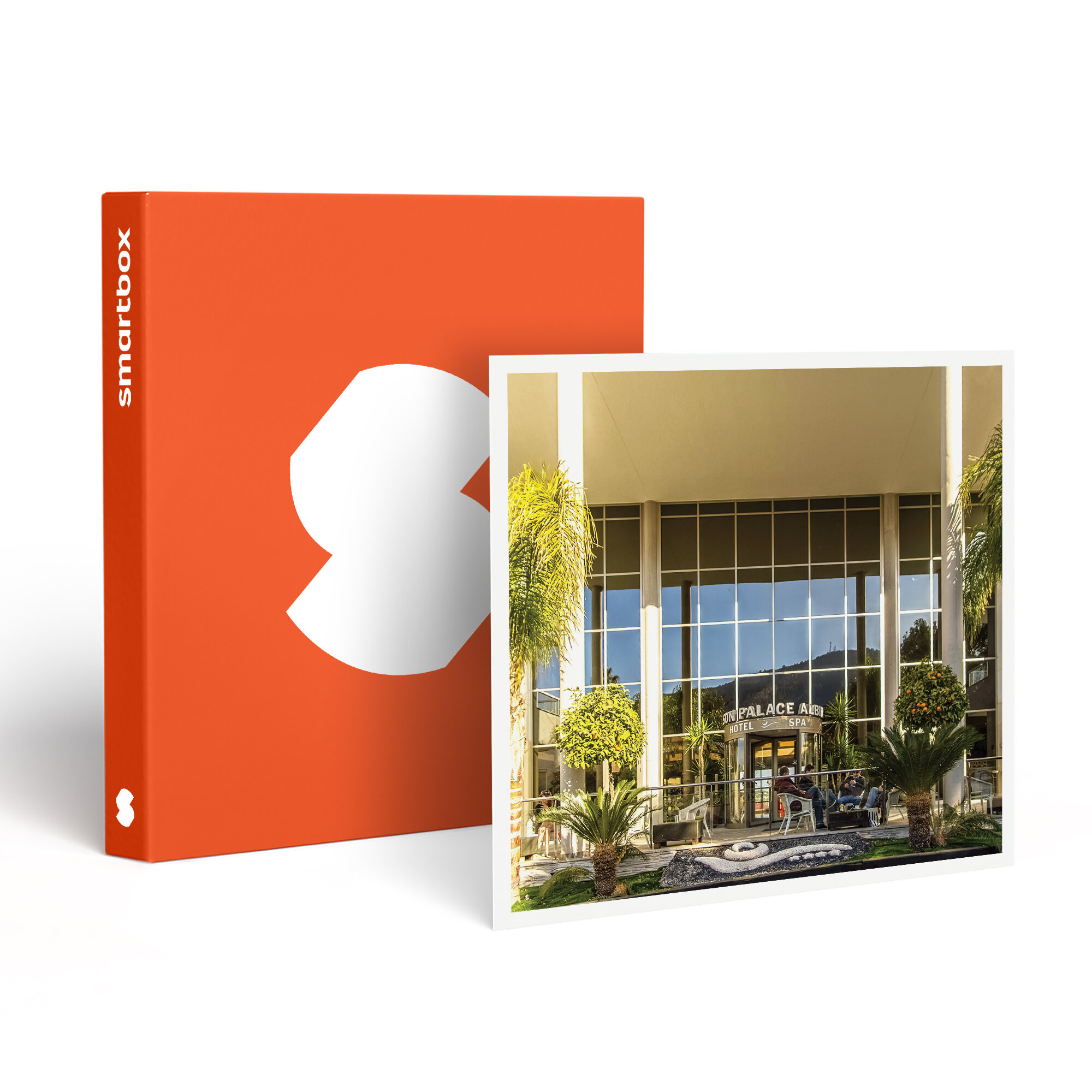 Un Smartbox naranja junto a una foto de un hotel con puertas de vidrio. Gente sentada afuera.