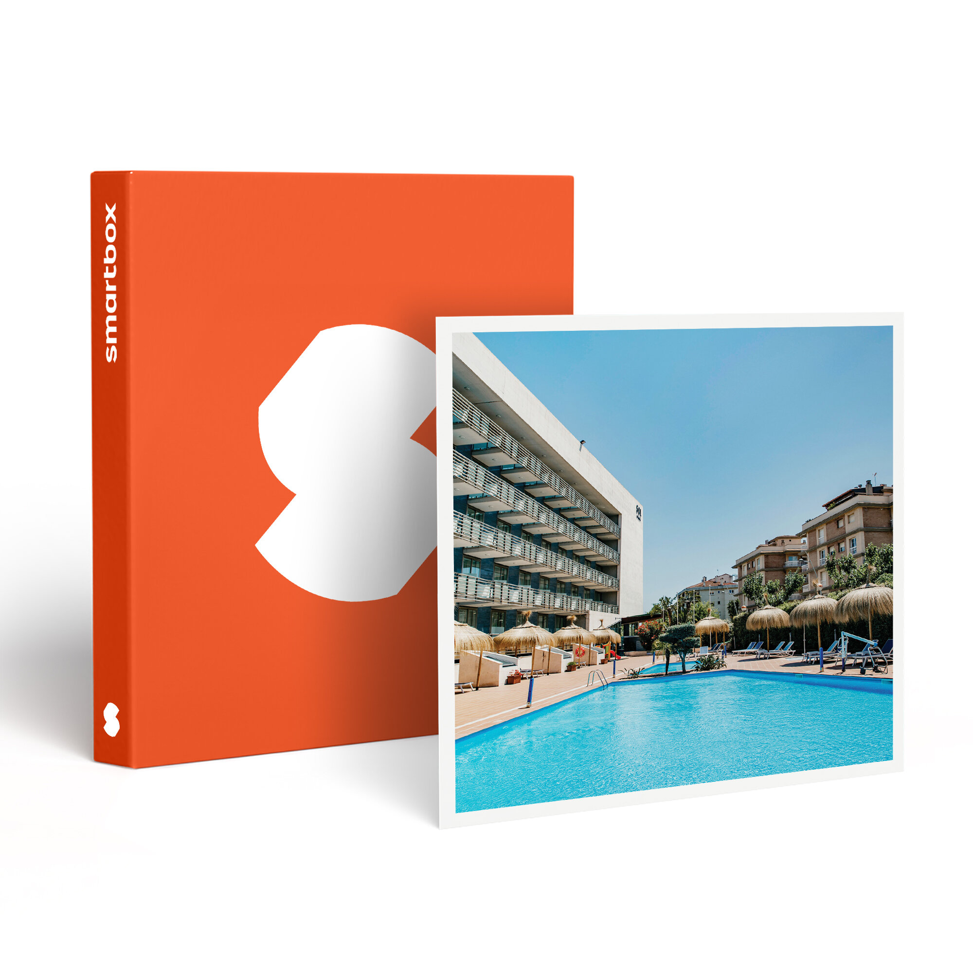 Una caja naranja con una forma blanca junto a una foto de una piscina con un hotel al fondo, en un día soleado.