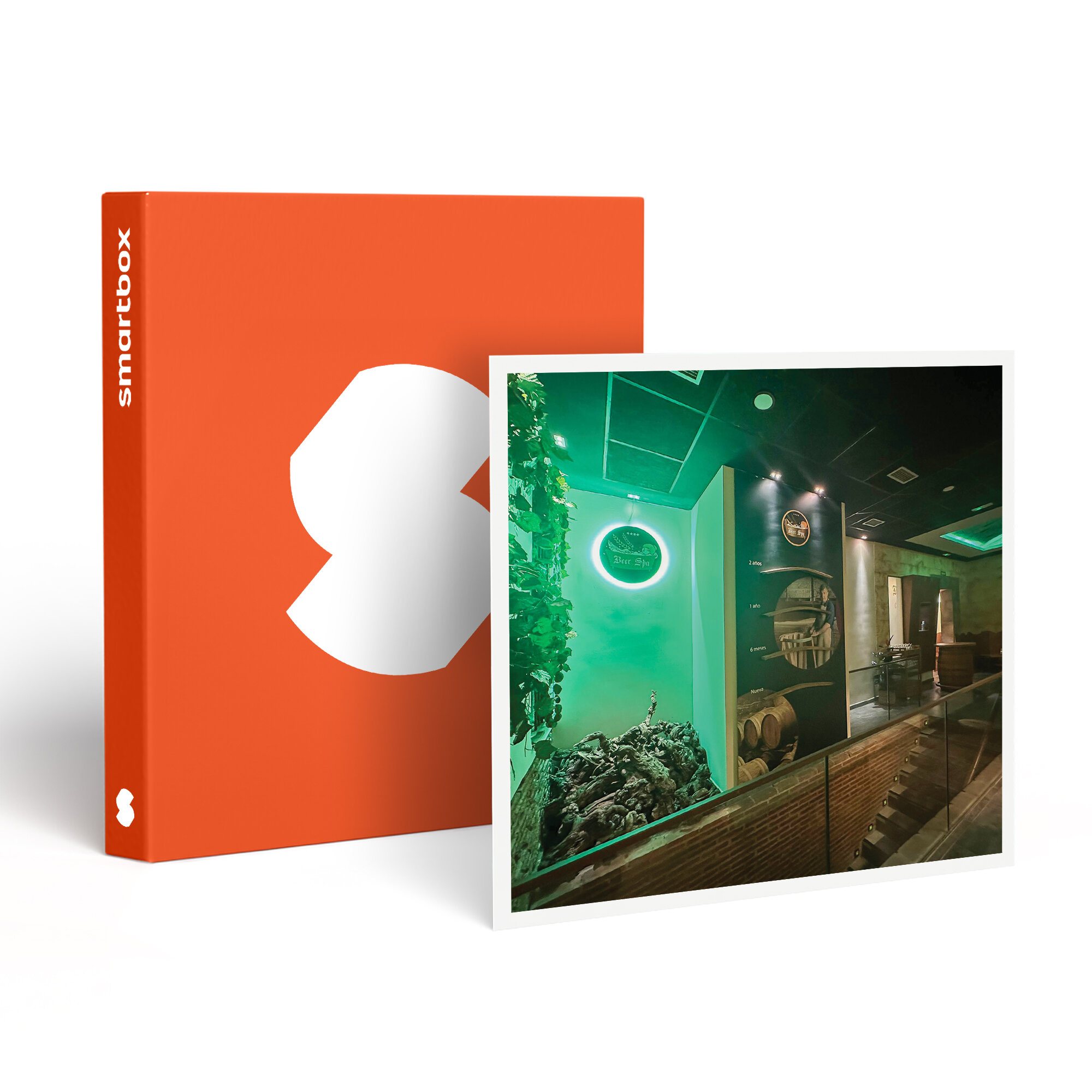 Una Smartbox naranja junto a una foto. La foto muestra un interior con barriles, un letrero e iluminación verde.