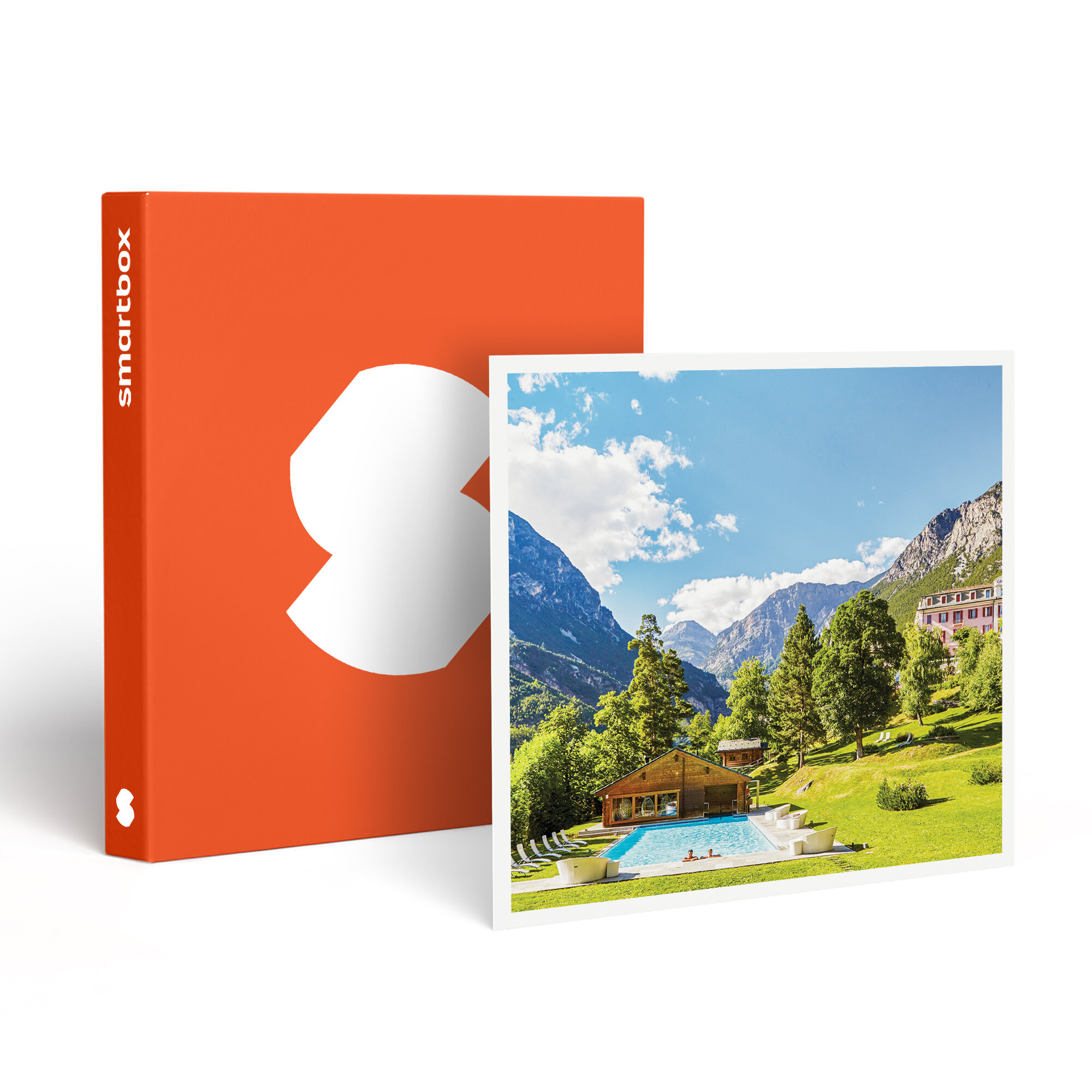 Una caja naranja con un logotipo blanco en forma de S, junto a una foto de una piscina, montañas, árboles y cielo azul.