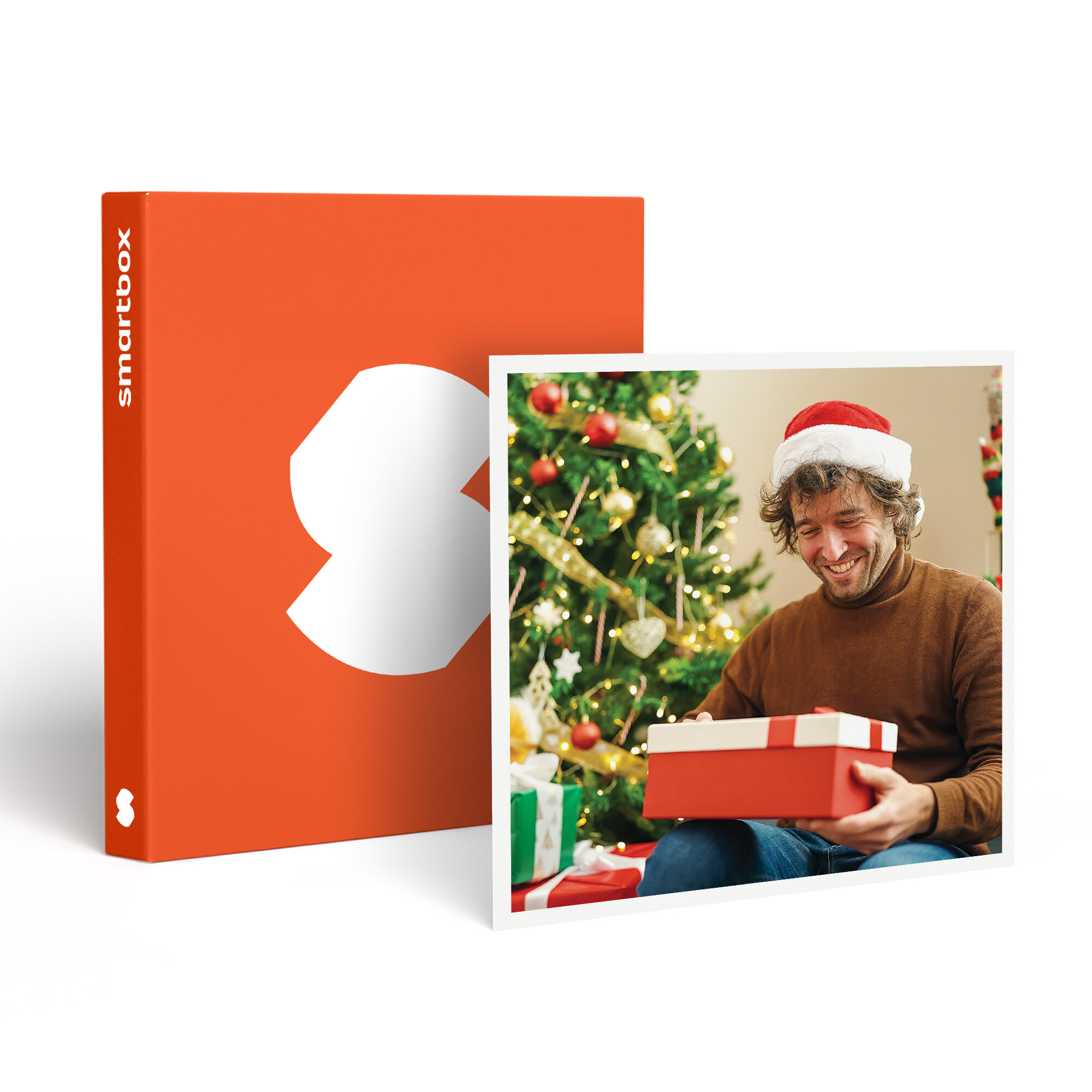 Un hombre con gorro de Papá Noel abre una caja de regalo roja cerca de un árbol de Navidad. Una caja naranja con un logotipo blanco a la izquierda.