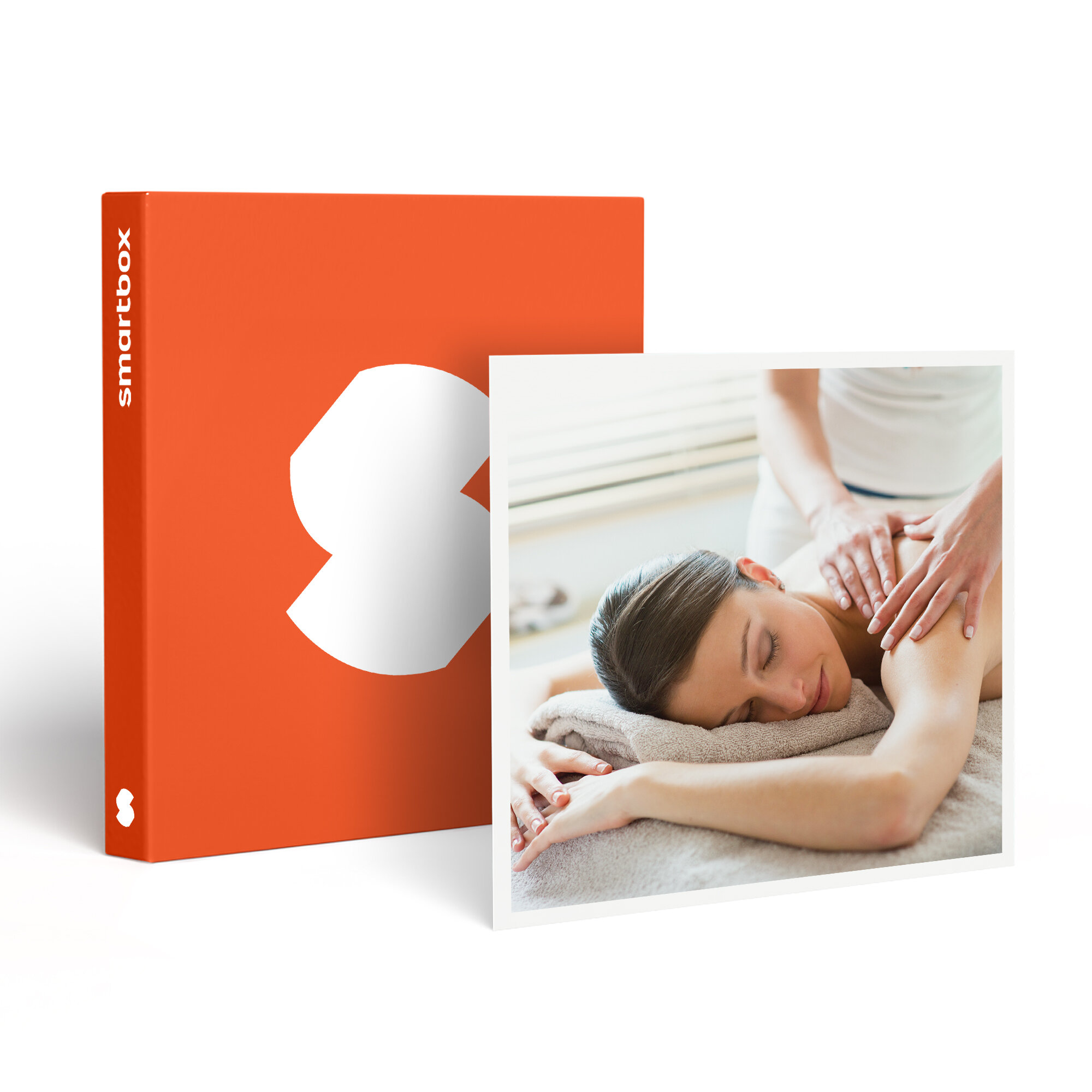 Una mujer recibe un masaje. Una mano está en su hombro. Una caja naranja con un logotipo blanco a la izquierda.