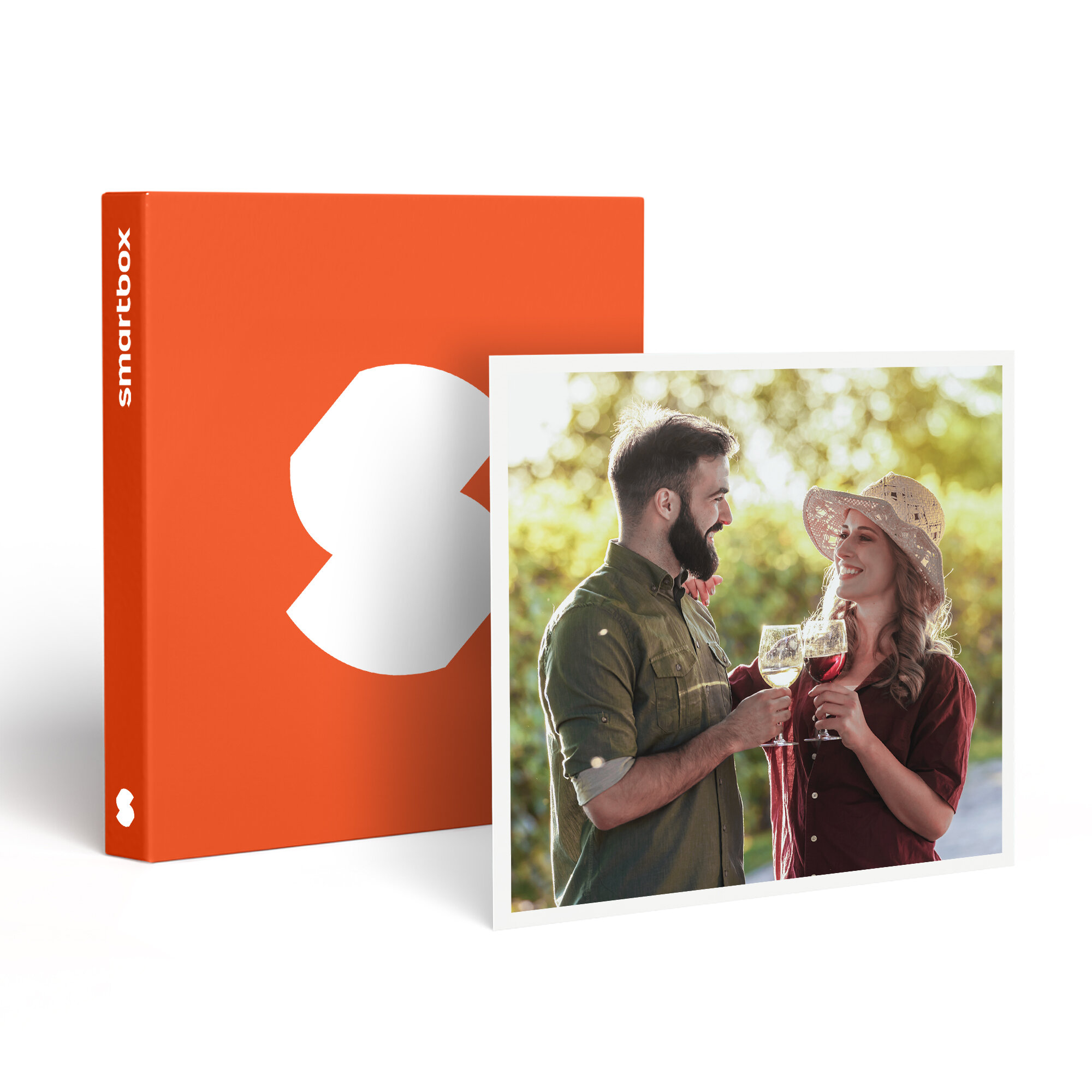 Una pareja brindando con vino. Una caja naranja con un logotipo blanco. El fondo es un viñedo.