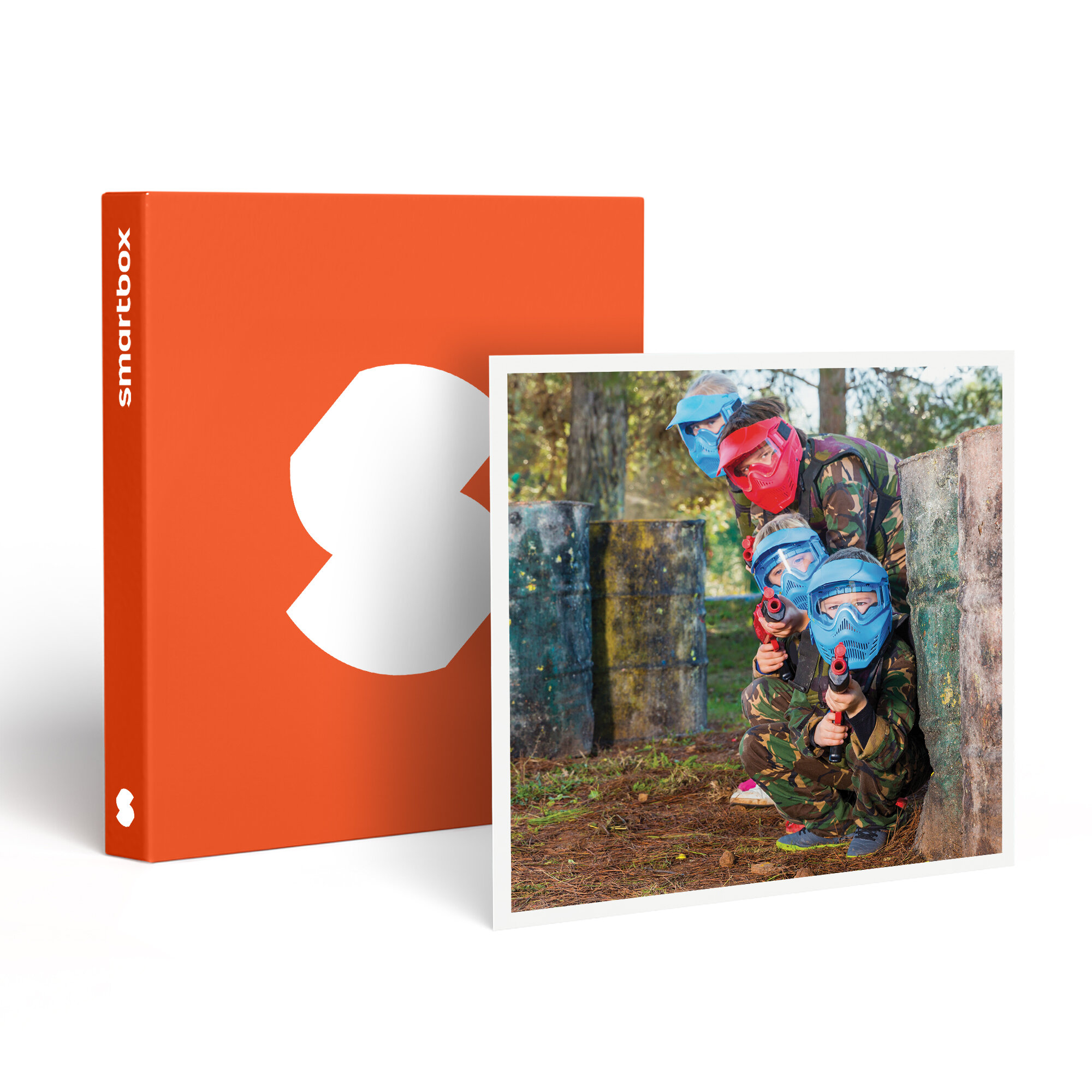 Cuatro personas con pistolas de paintball, usando equipo protector. Caja naranja con logo blanco a la izquierda.