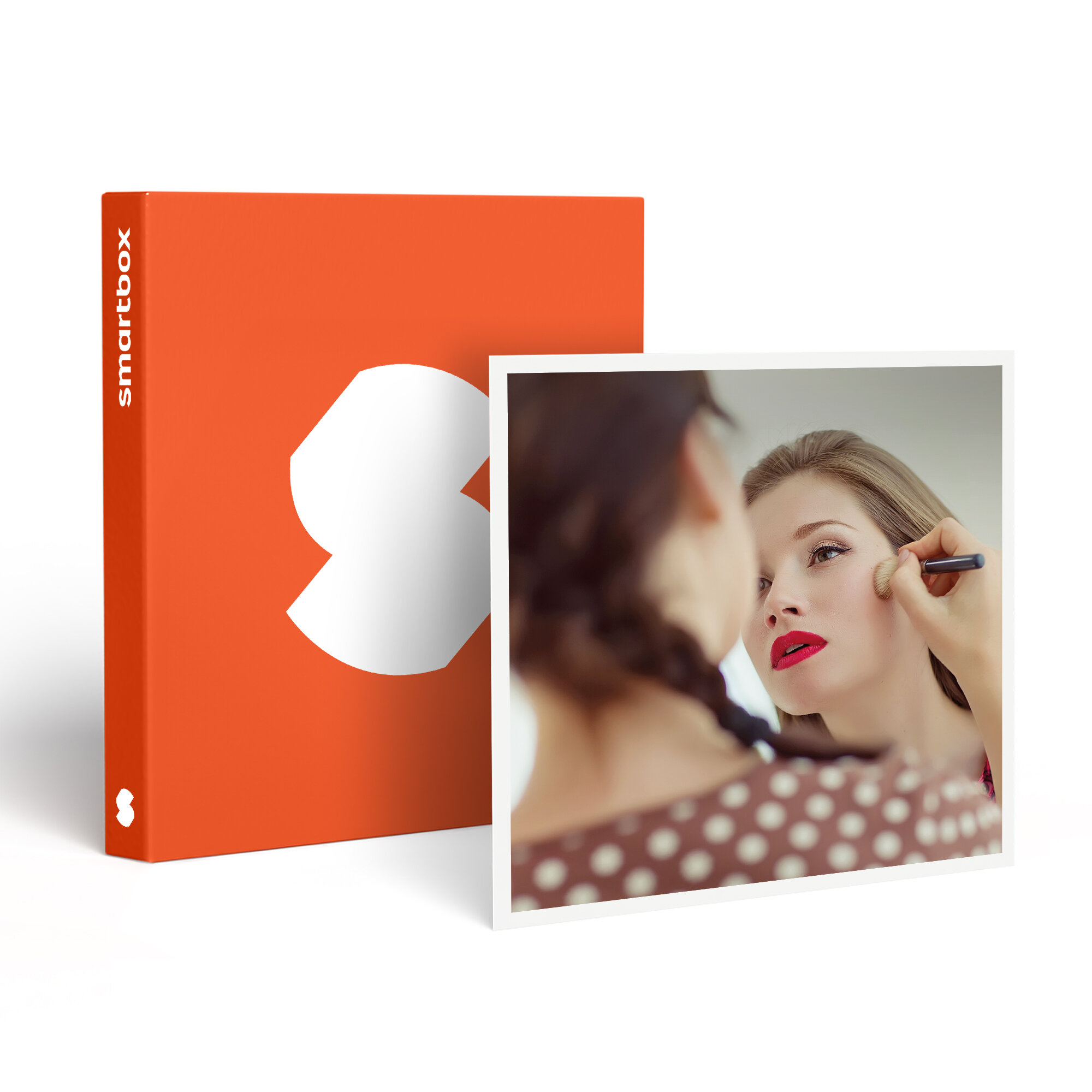 A una mujer le están aplicando maquillaje, con un Smartbox en el fondo.