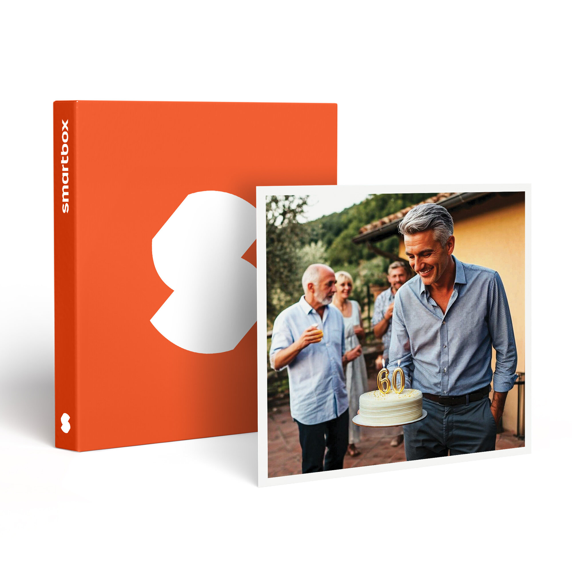 Hombre sosteniendo pastel con 60 velas, rodeado de gente. Caja naranja con logo Smartbox a la izquierda.