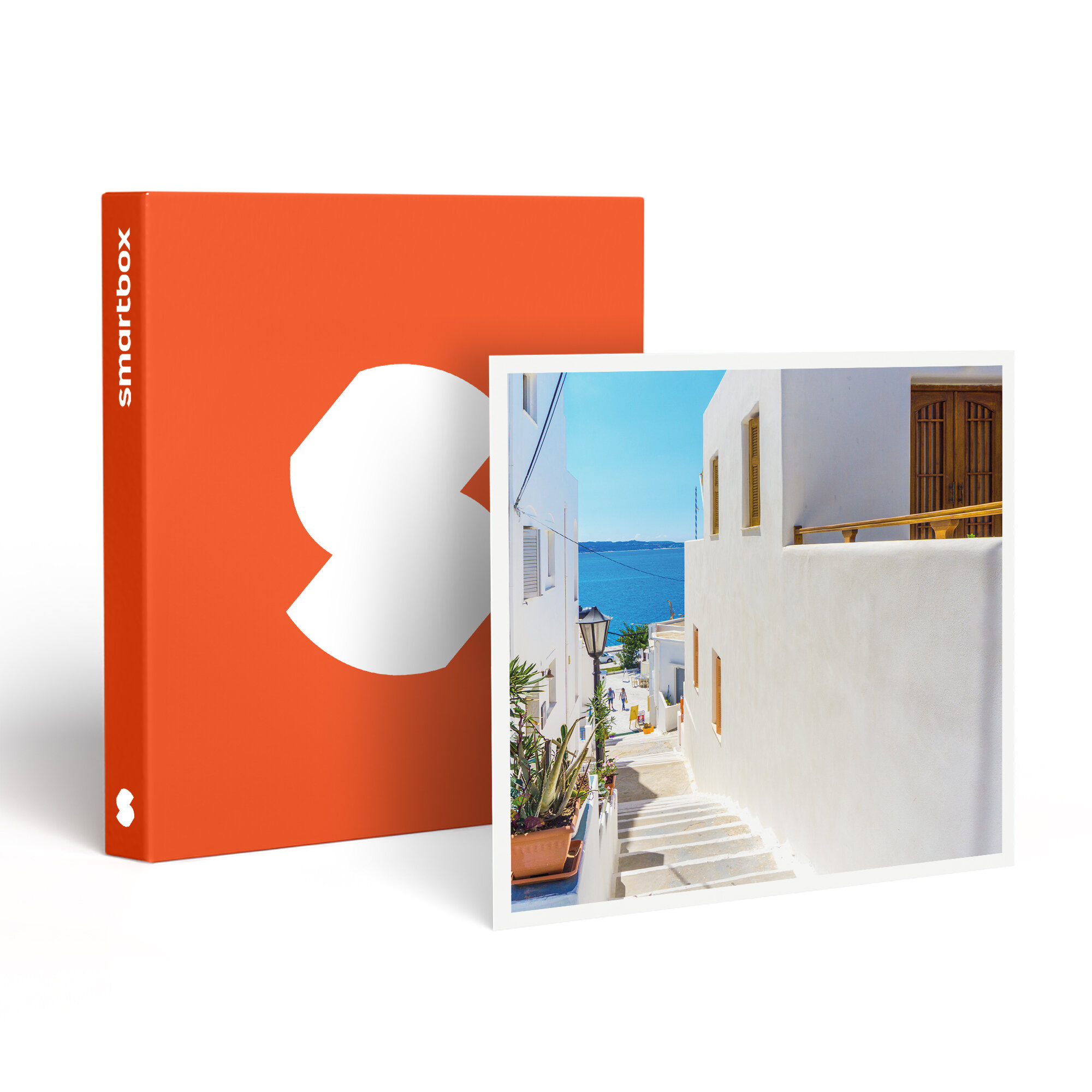 La imagen muestra una escena callejera con edificios blancos, mar azul y una Smartbox naranja. La Smartbox tiene un logotipo blanco.