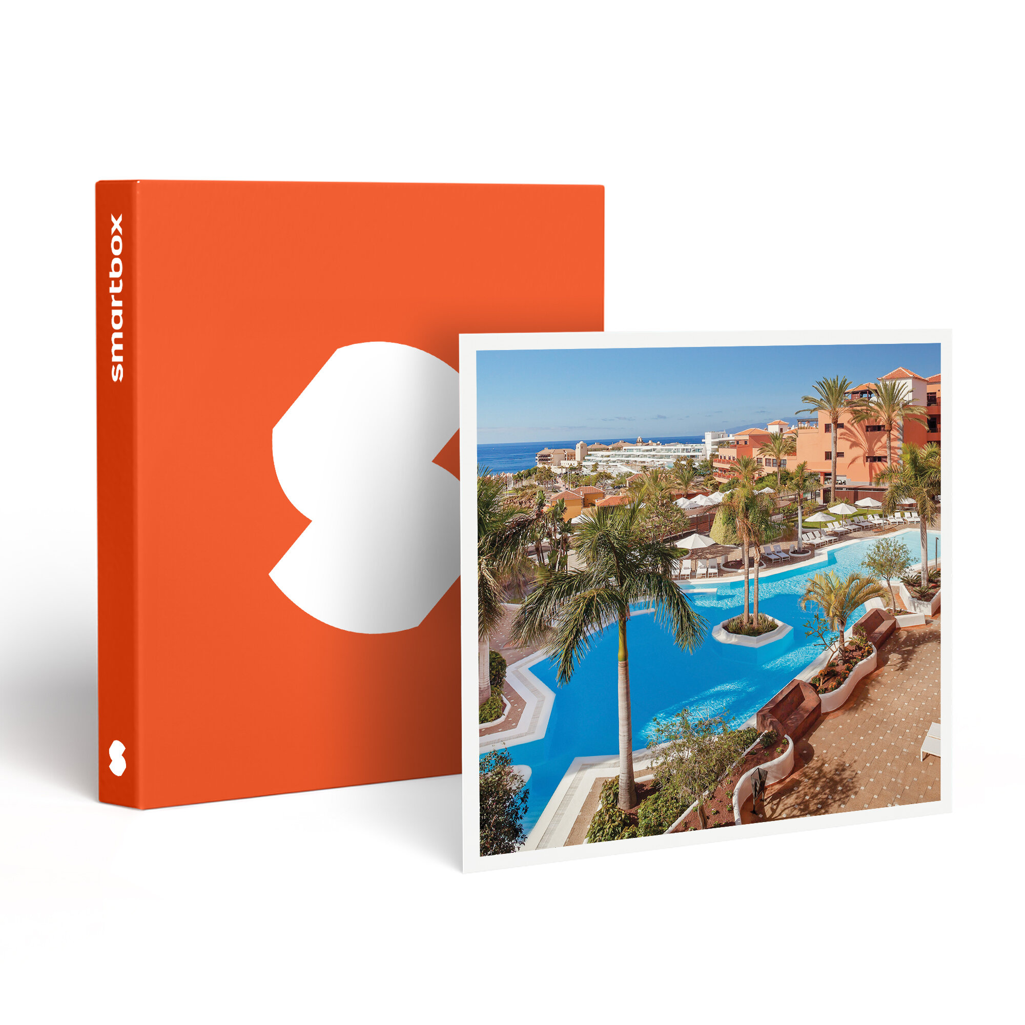 Imagen muestra caja naranja con diseño blanco y foto de piscina y resort cerca del mar.