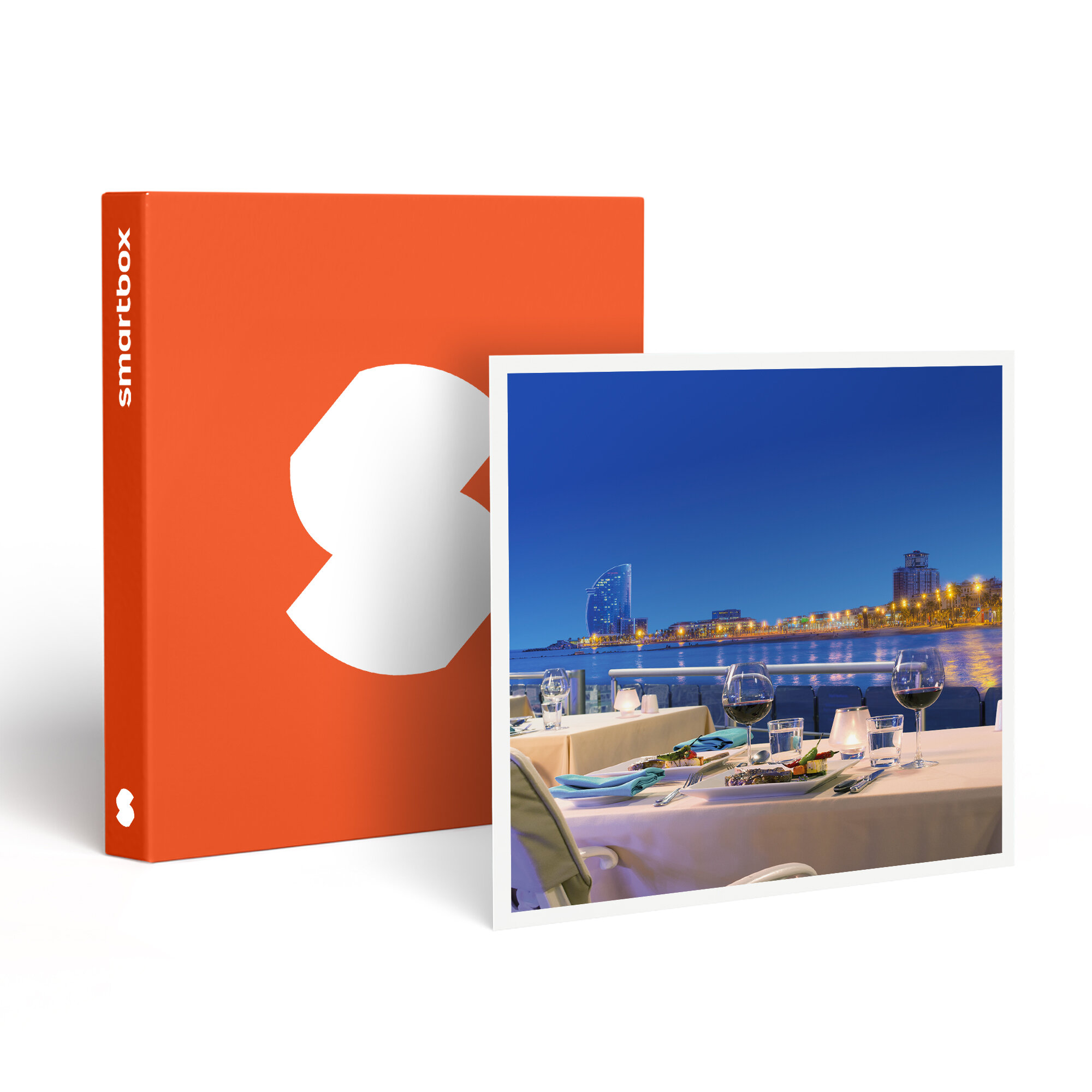 Una caja naranja con un logotipo blanco junto a una foto de una mesa de restaurante con copas de vino, vista al mar por la noche.