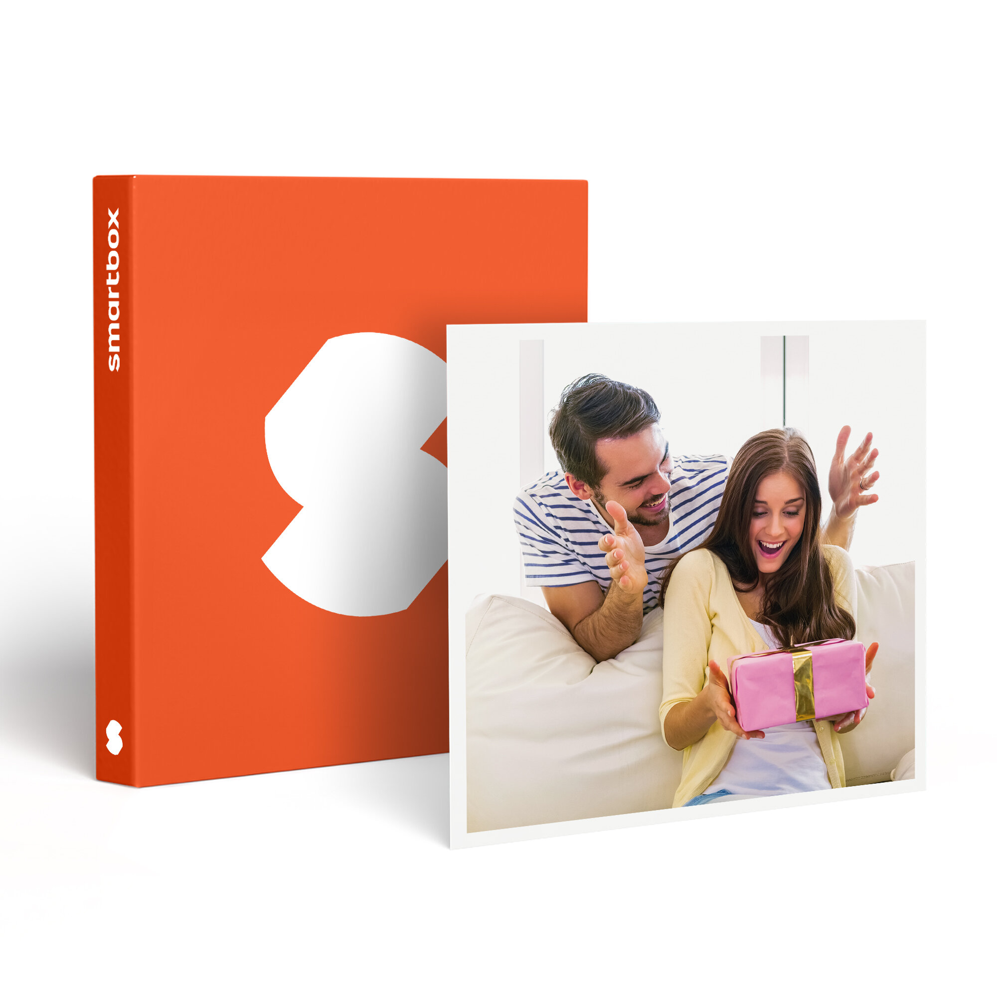 Una mujer recibe una caja de regalo rosa de un hombre. A la izquierda, una caja naranja con un logotipo blanco.