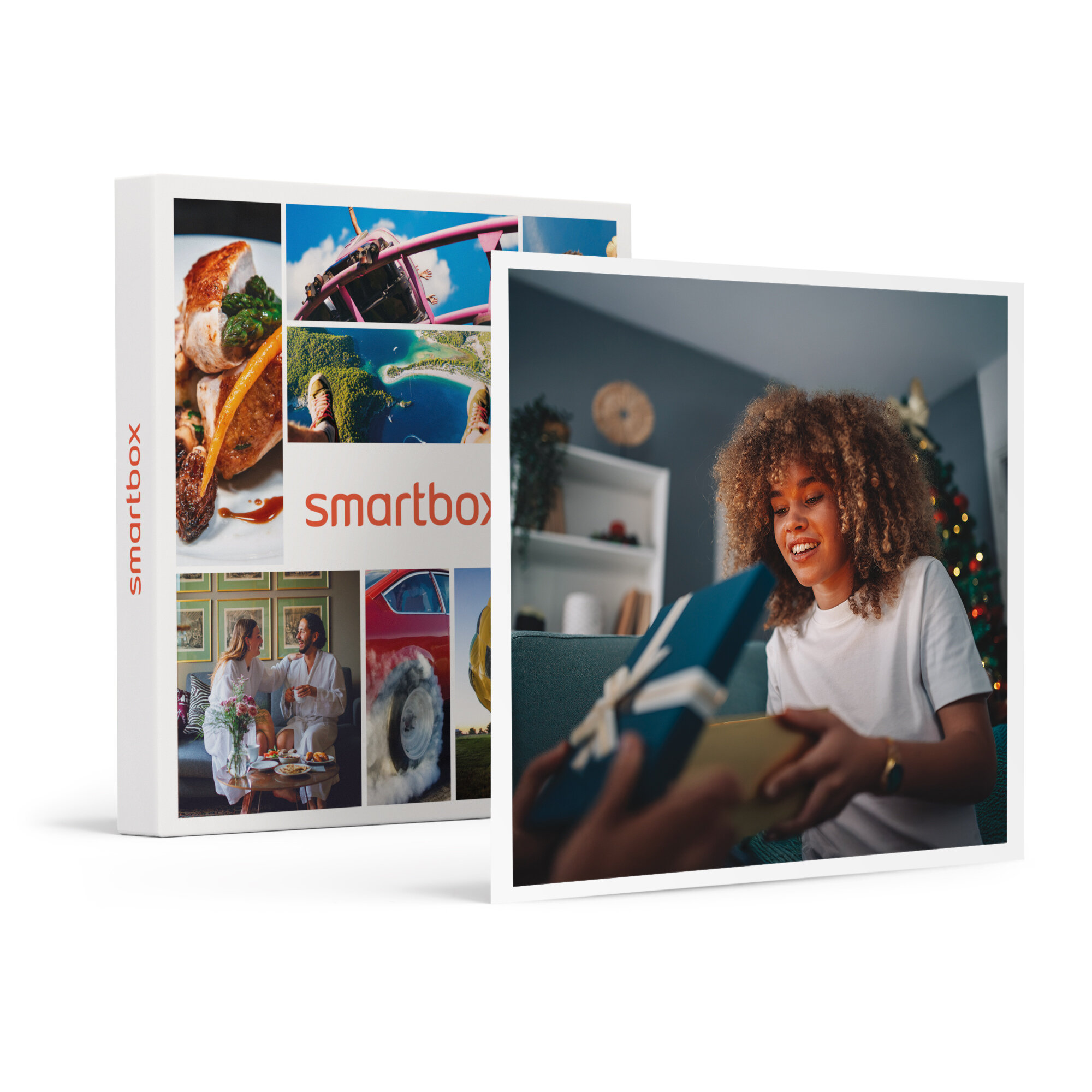 Una mujer con cabello rizado abre una caja de regalo. Un set de regalo Smartbox muestra varias imágenes en su portada.