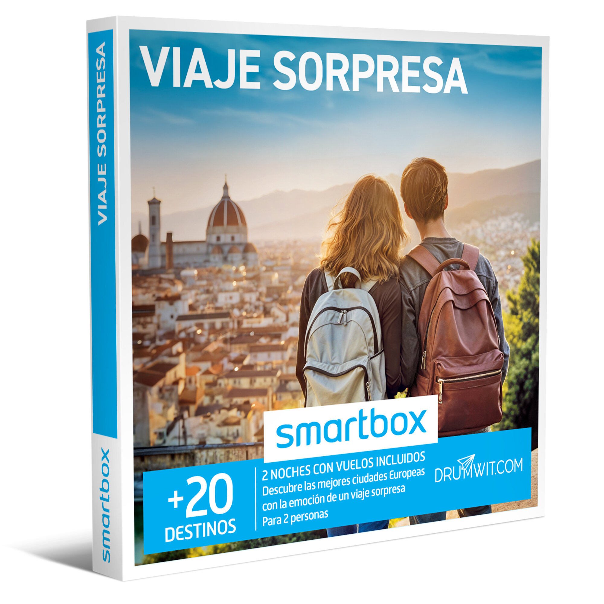 Una pareja con mochilas contempla un paisaje urbano. La caja anuncia un viaje sorpresa.
