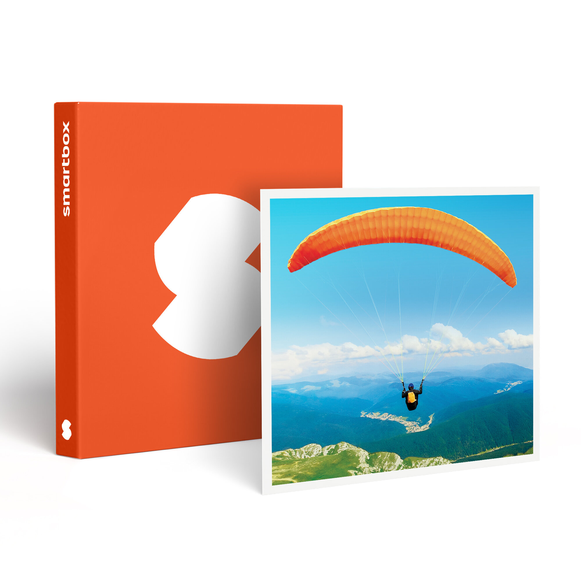 Un parapente en vuelo sobre montañas, enmarcado por una foto. Una caja naranja con un logo blanco a la izquierda.