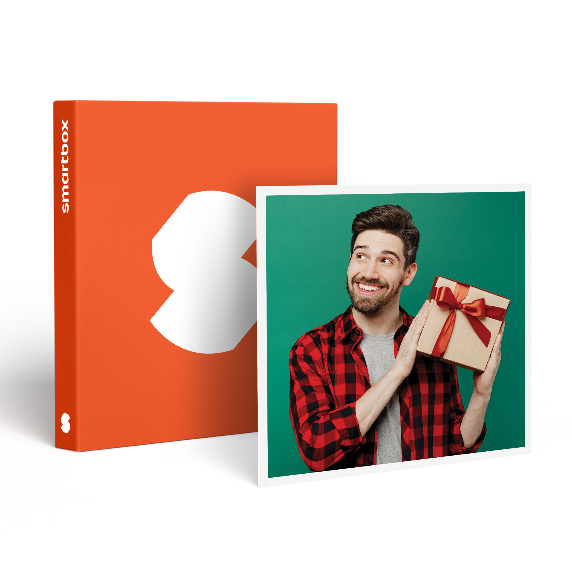 Hombre sosteniendo una caja de regalo, sonriendo. Al lado de una caja naranja con un logo blanco.