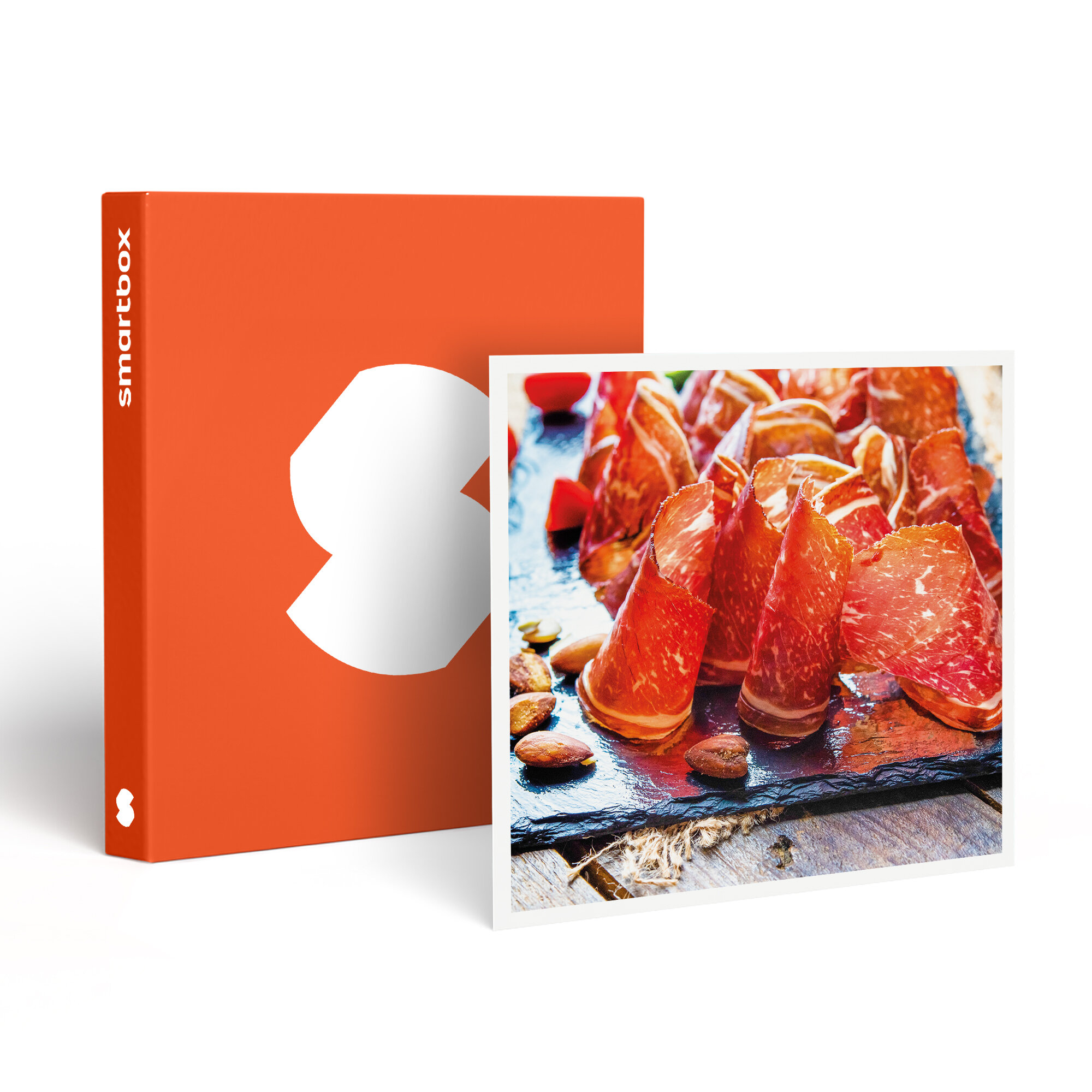 La imagen muestra una caja y una imagen de rodajas de carne, tomates y nueces sobre una superficie de madera.