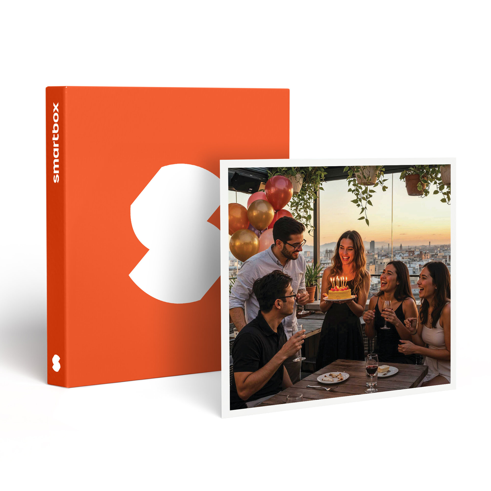 Amigos celebrando un cumpleaños en una azotea. Caja naranja con logo blanco en primer plano.