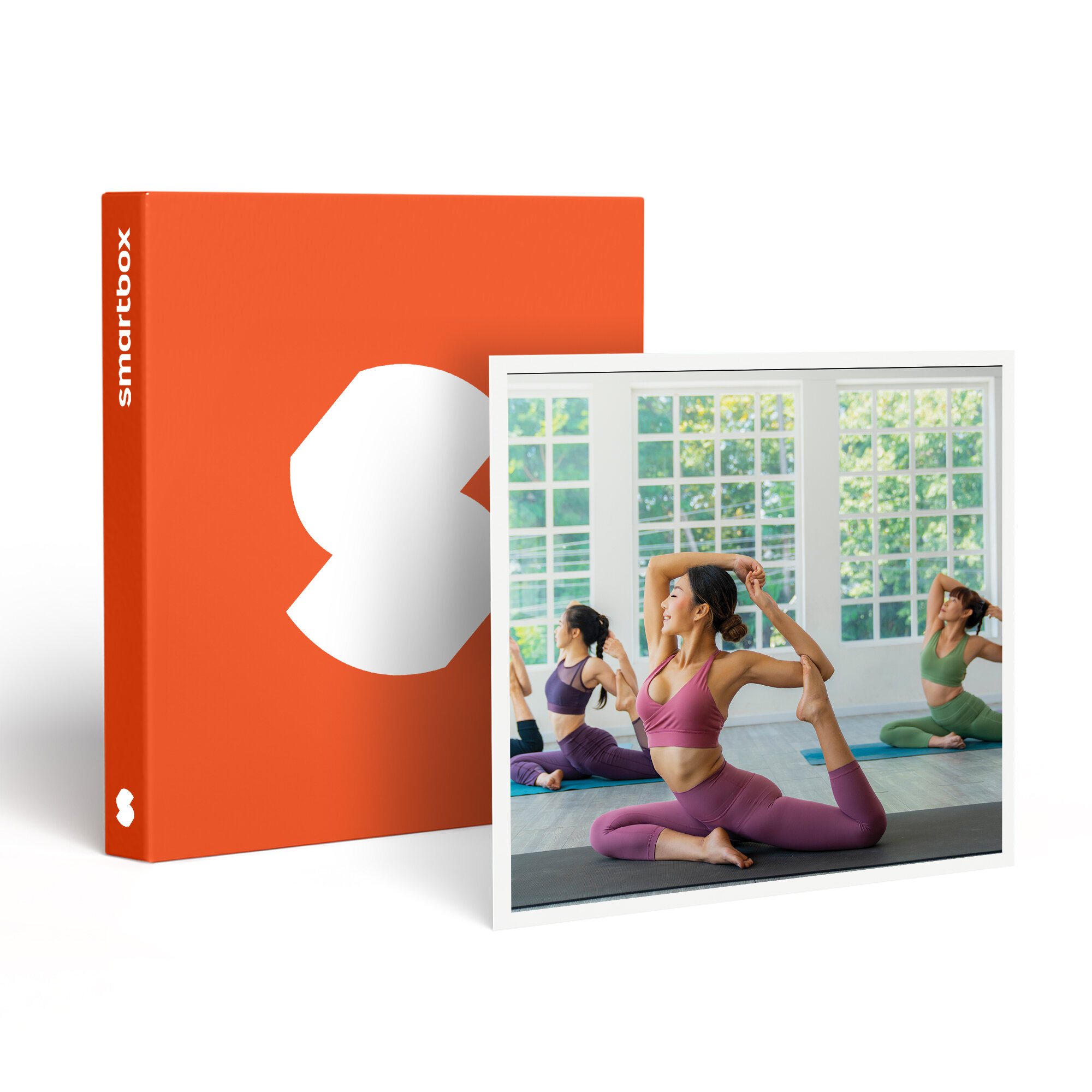 Una mujer en pose de yoga, con leggings rosas. Otros en el fondo. Una caja naranja con un logotipo blanco a la izquierda.