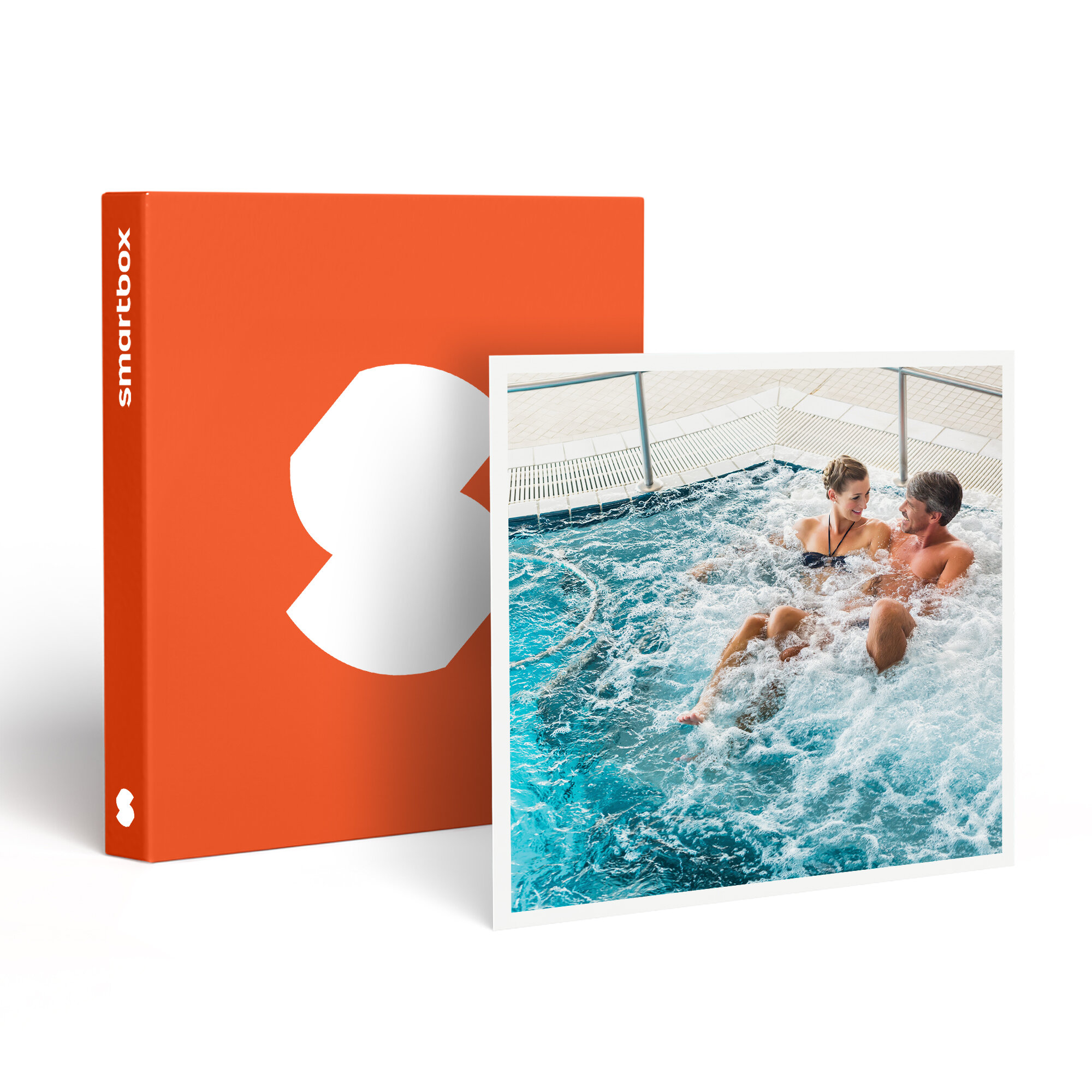 Una pareja en un jacuzzi, junto a una caja naranja con un diseño blanco. La caja tiene la palabra smartbox.