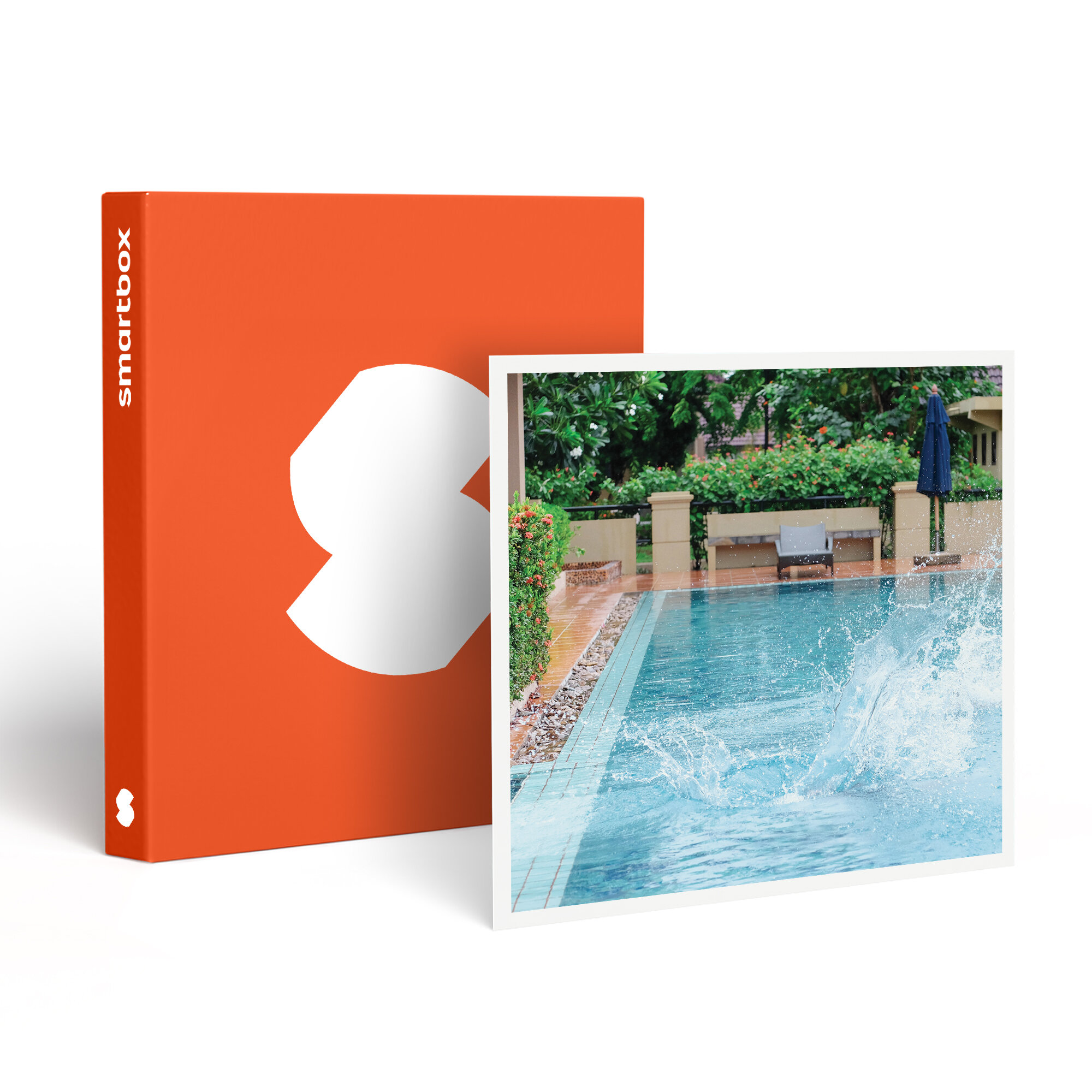La imagen muestra una piscina con agua salpicando. A la izquierda hay una caja naranja con un logotipo blanco.