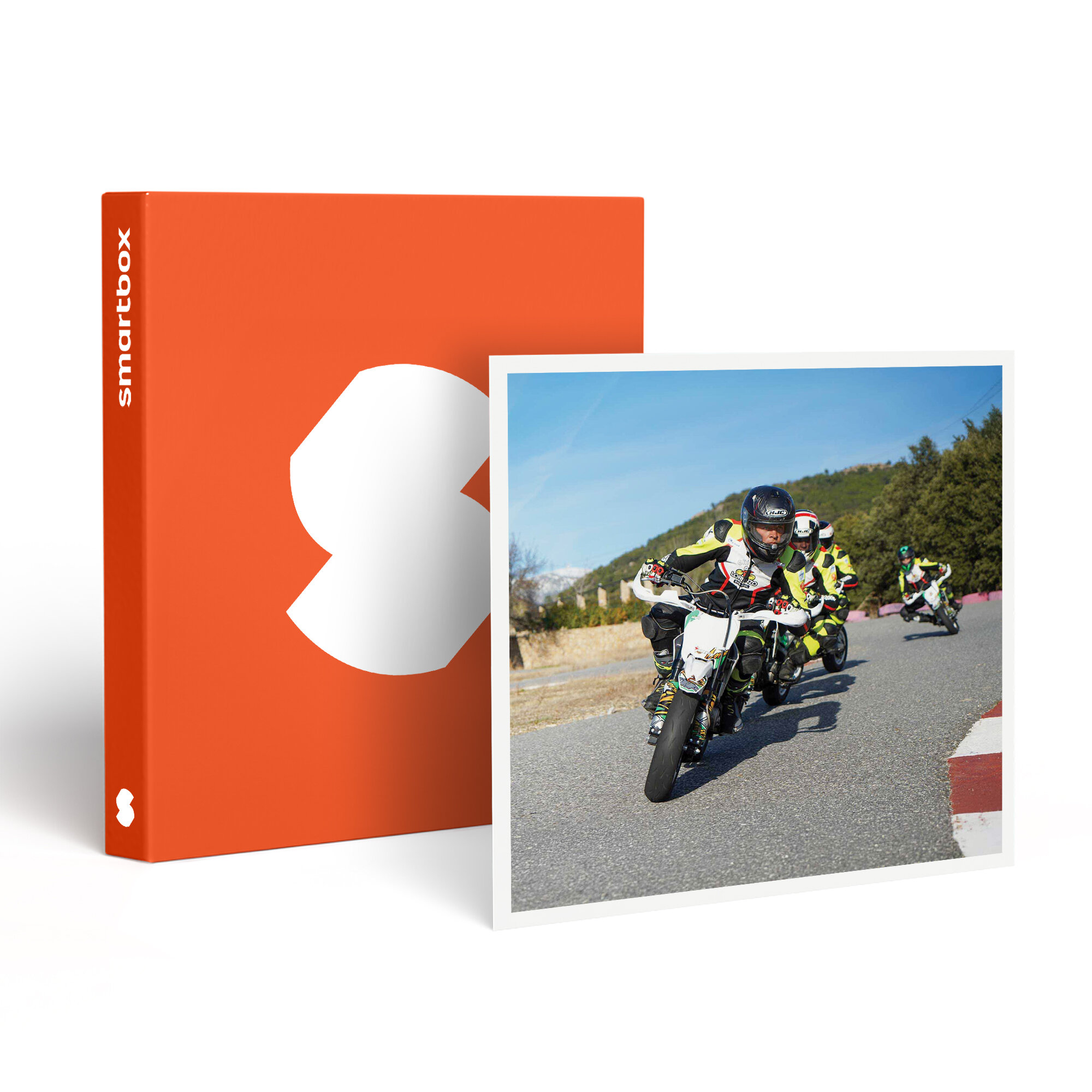 Motociclistas corriendo en una pista. Caja naranja con logo blanco a la izquierda.