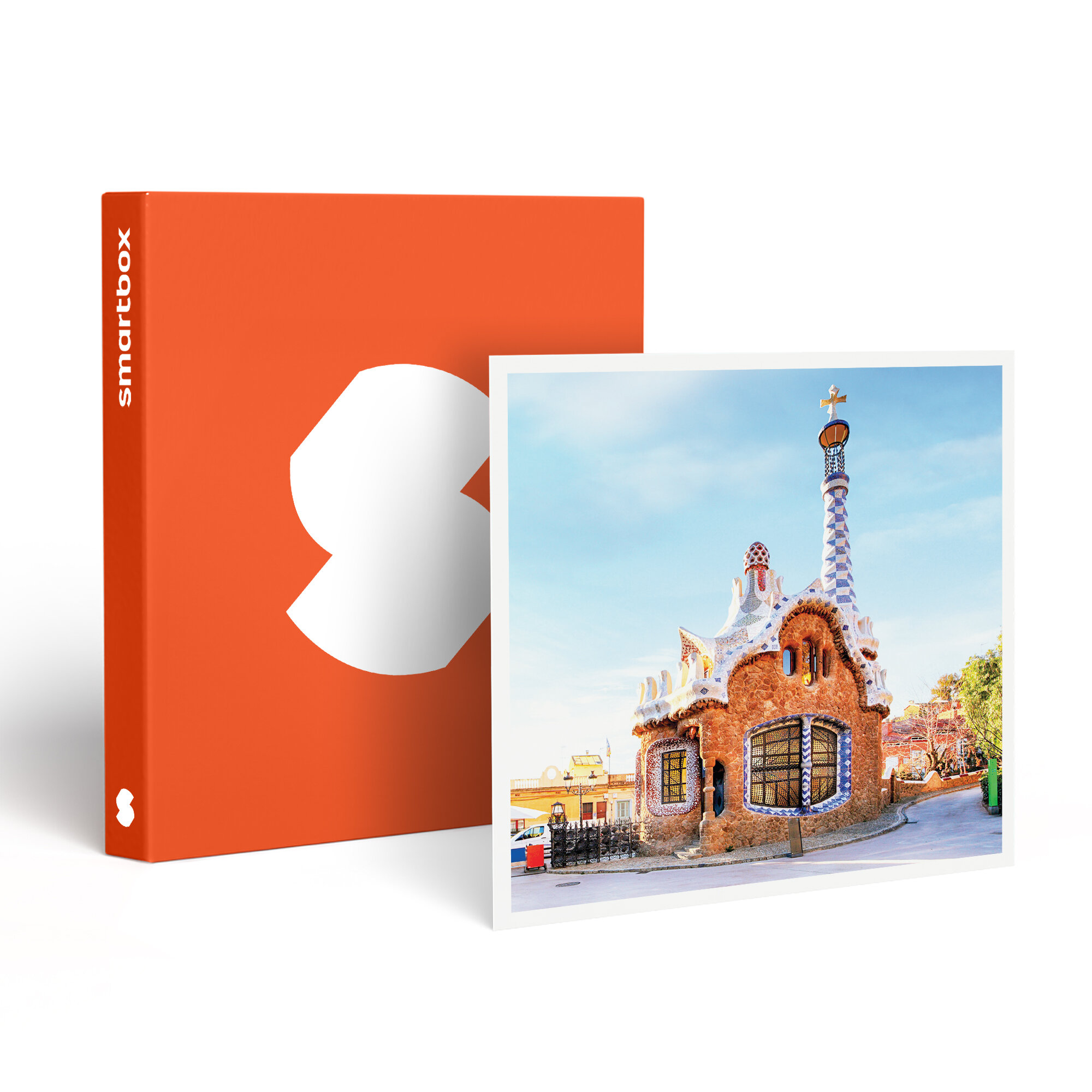 Un edificio colorido con una torre alta. Una caja naranja con un logotipo blanco está a la izquierda.
