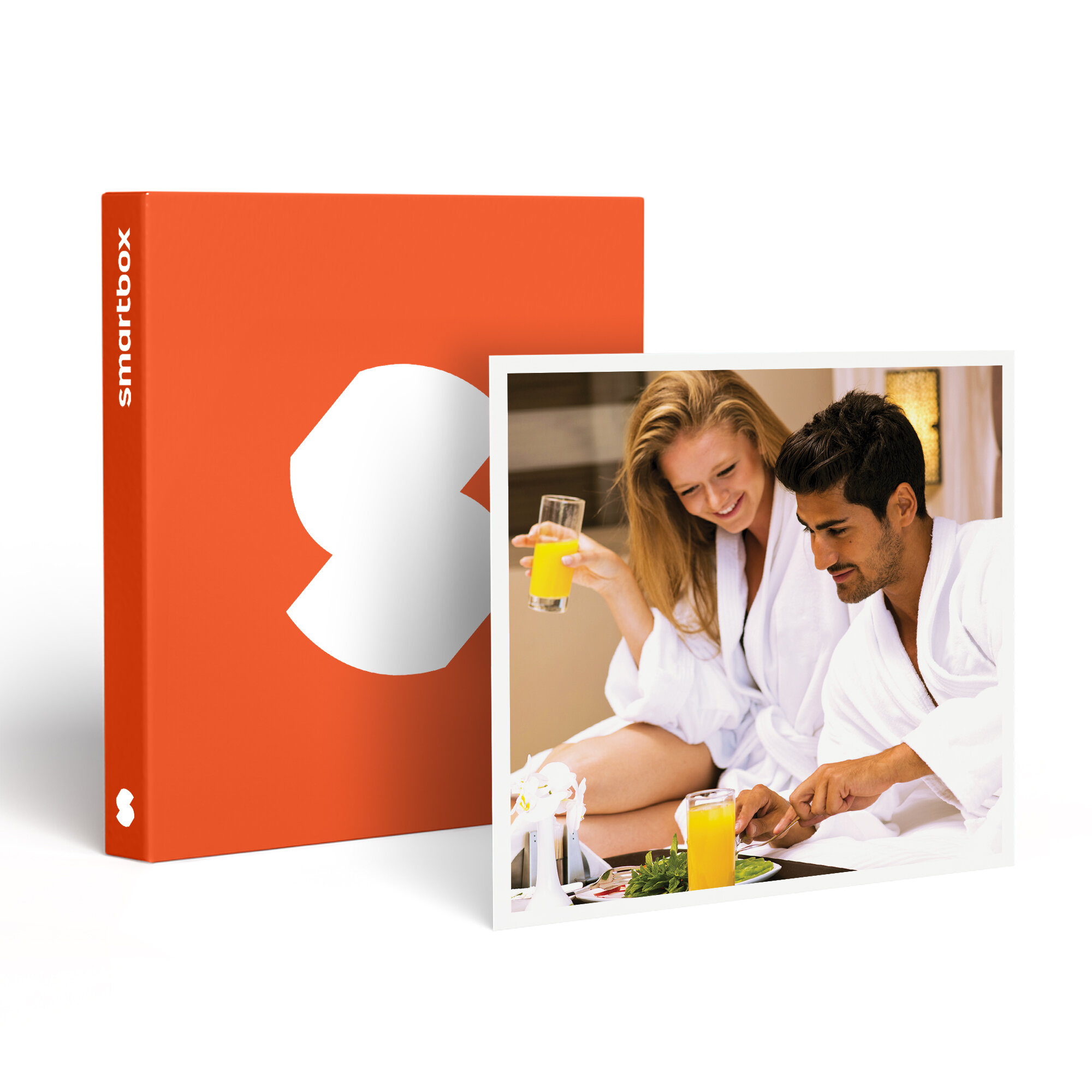 Una pareja con batas blancas disfruta del desayuno con zumo de naranja. Hay una Smartbox a la izquierda.
