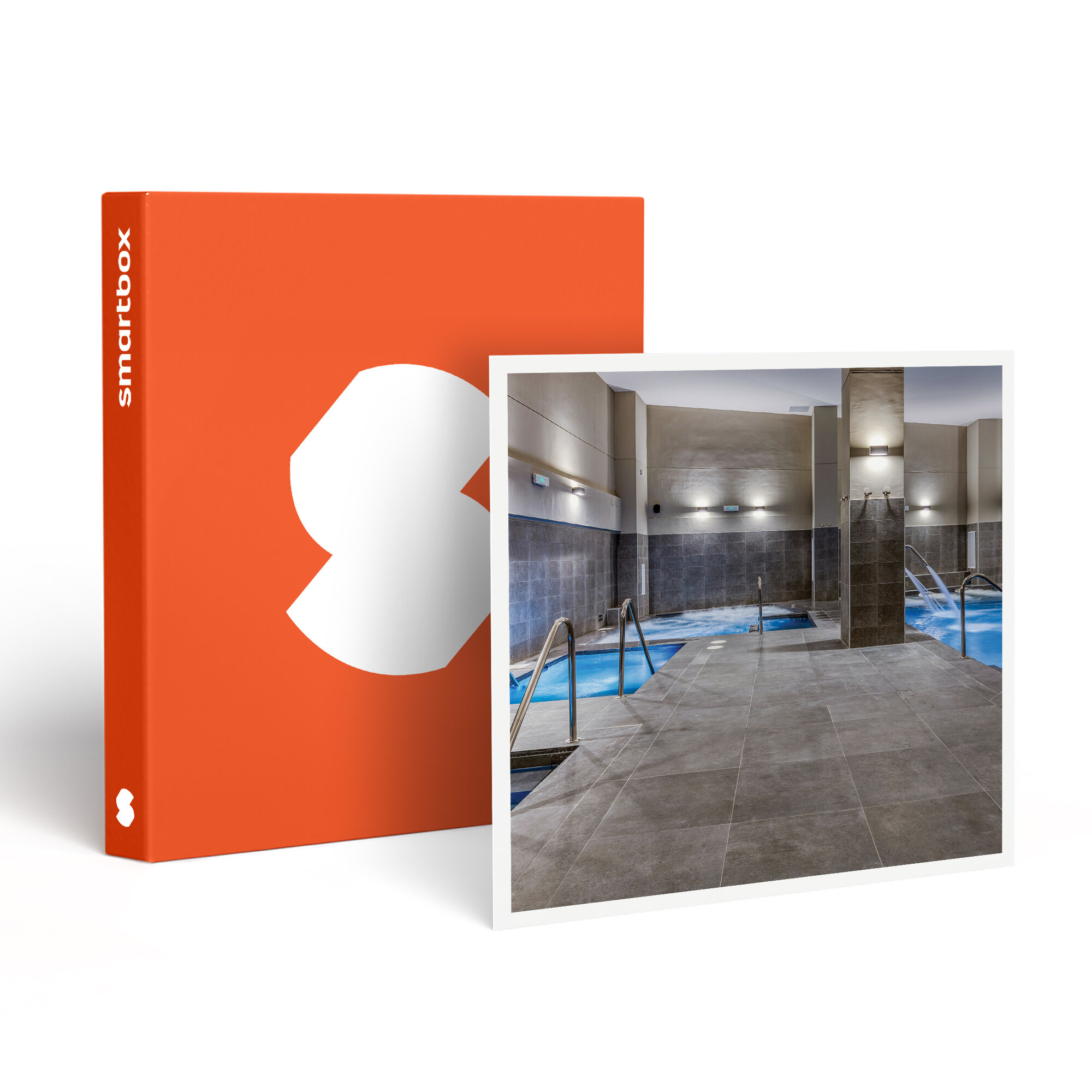 Una caja naranja con un logotipo blanco está junto a una foto enmarcada de un área de piscina cubierta.
