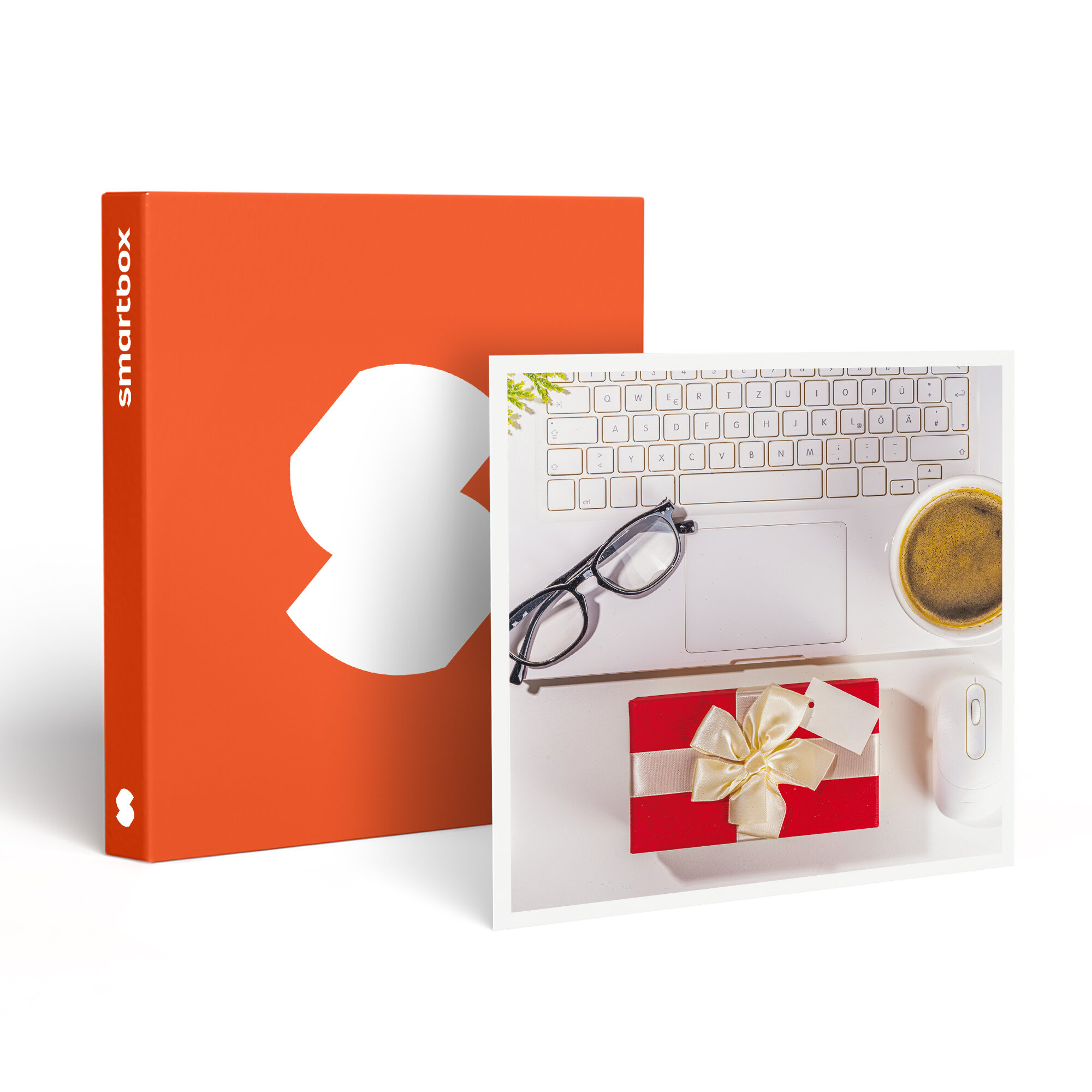 Smartbox naranja, portátil, gafas, café, caja de regalo roja con lazo blanco y etiqueta, ratón blanco en superficie blanca.