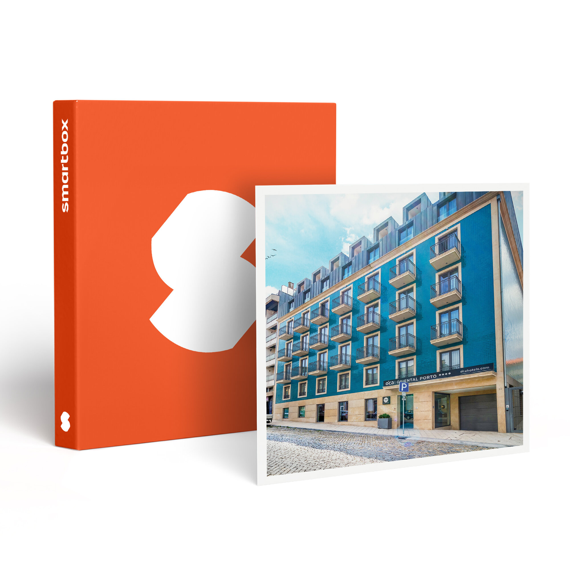 Una caja naranja con un logotipo blanco está junto a una foto de un edificio azul con balcones y una calle.