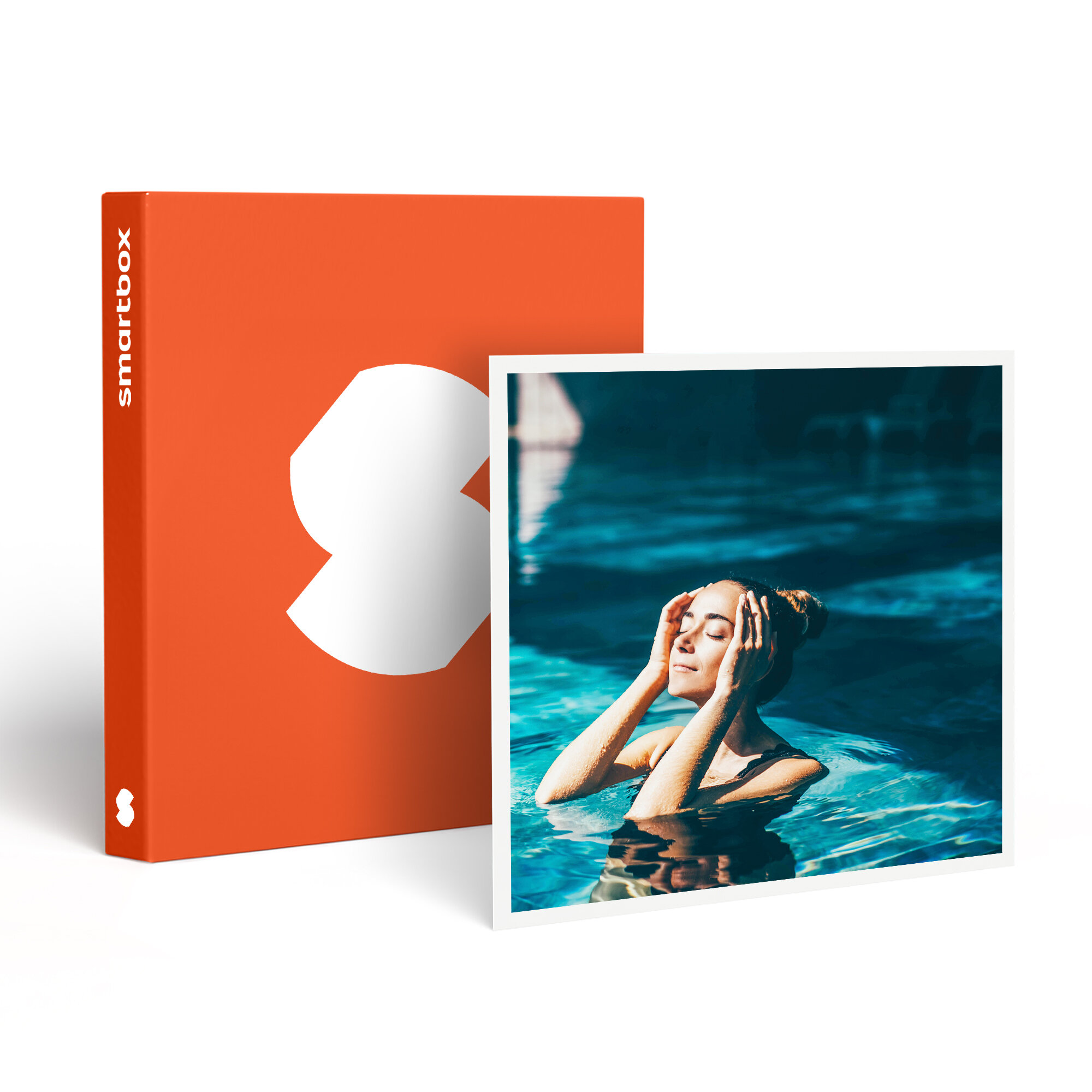 Mujer en piscina, manos en la cabeza, ojos cerrados. Junto a una caja naranja con logo blanco.