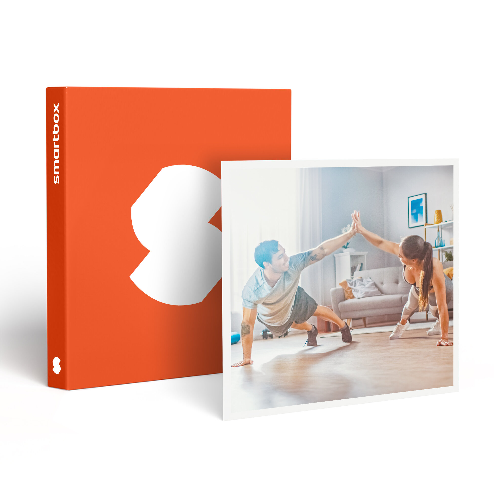 Hombre y mujer haciendo flexiones, chocando los cinco. Caja naranja con logo blanco al fondo.