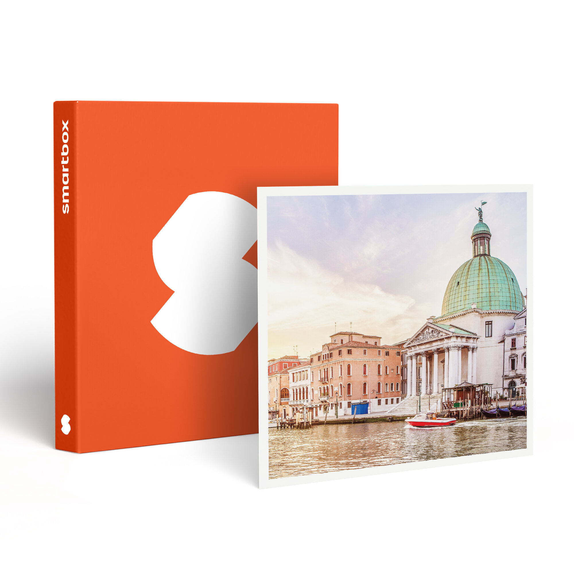 Una caja naranja con un logotipo blanco junto a una foto de un canal veneciano y edificios, con una cúpula.