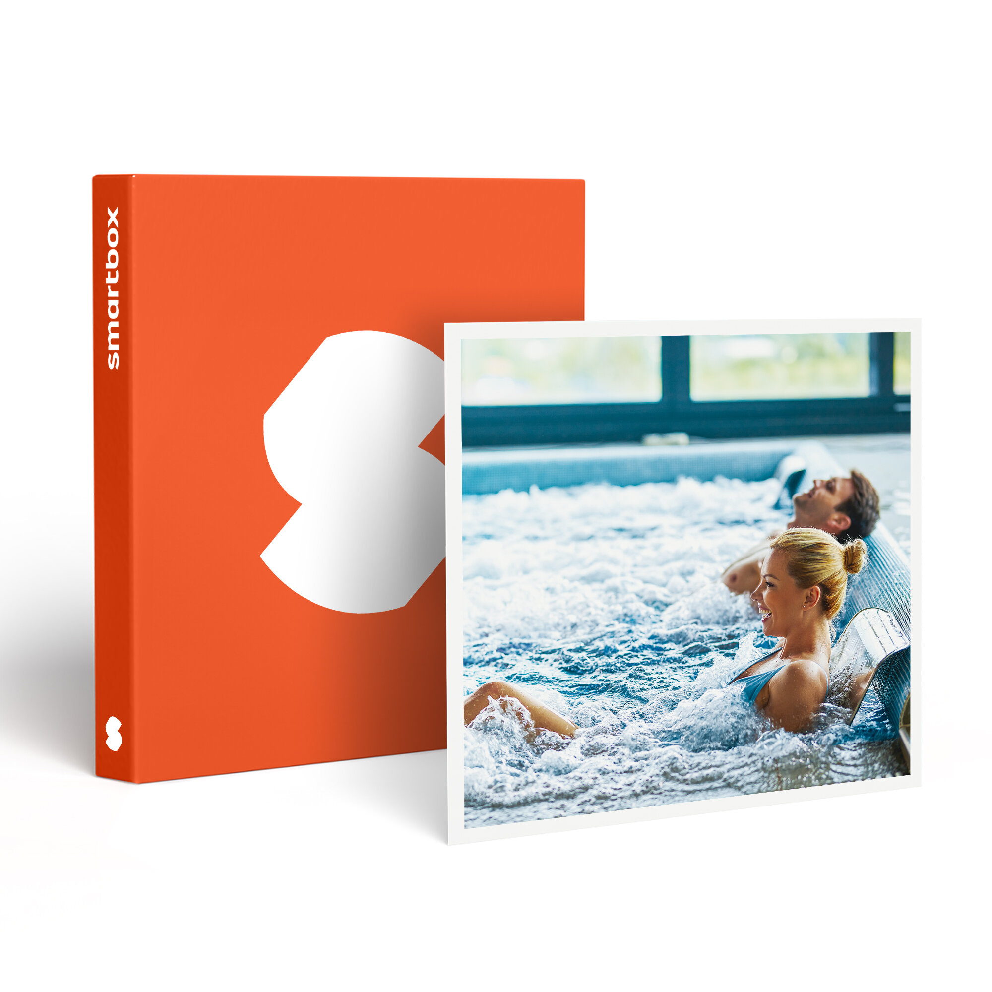 La imagen muestra a una pareja en un jacuzzi. A la izquierda hay una caja naranja con un logotipo blanco.