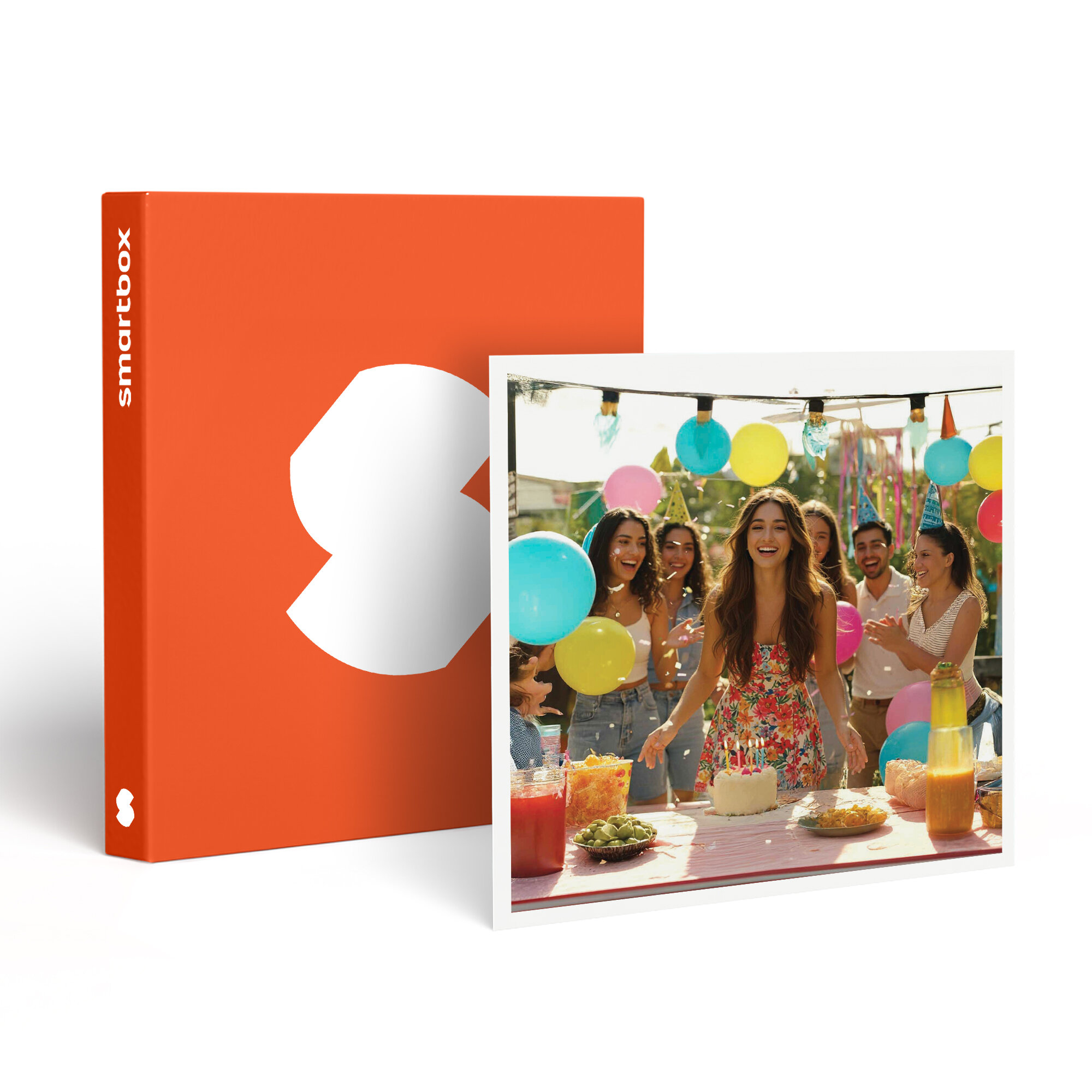 Una fiesta de cumpleaños con tarta y globos. La gente está celebrando. Una caja naranja en el fondo.
