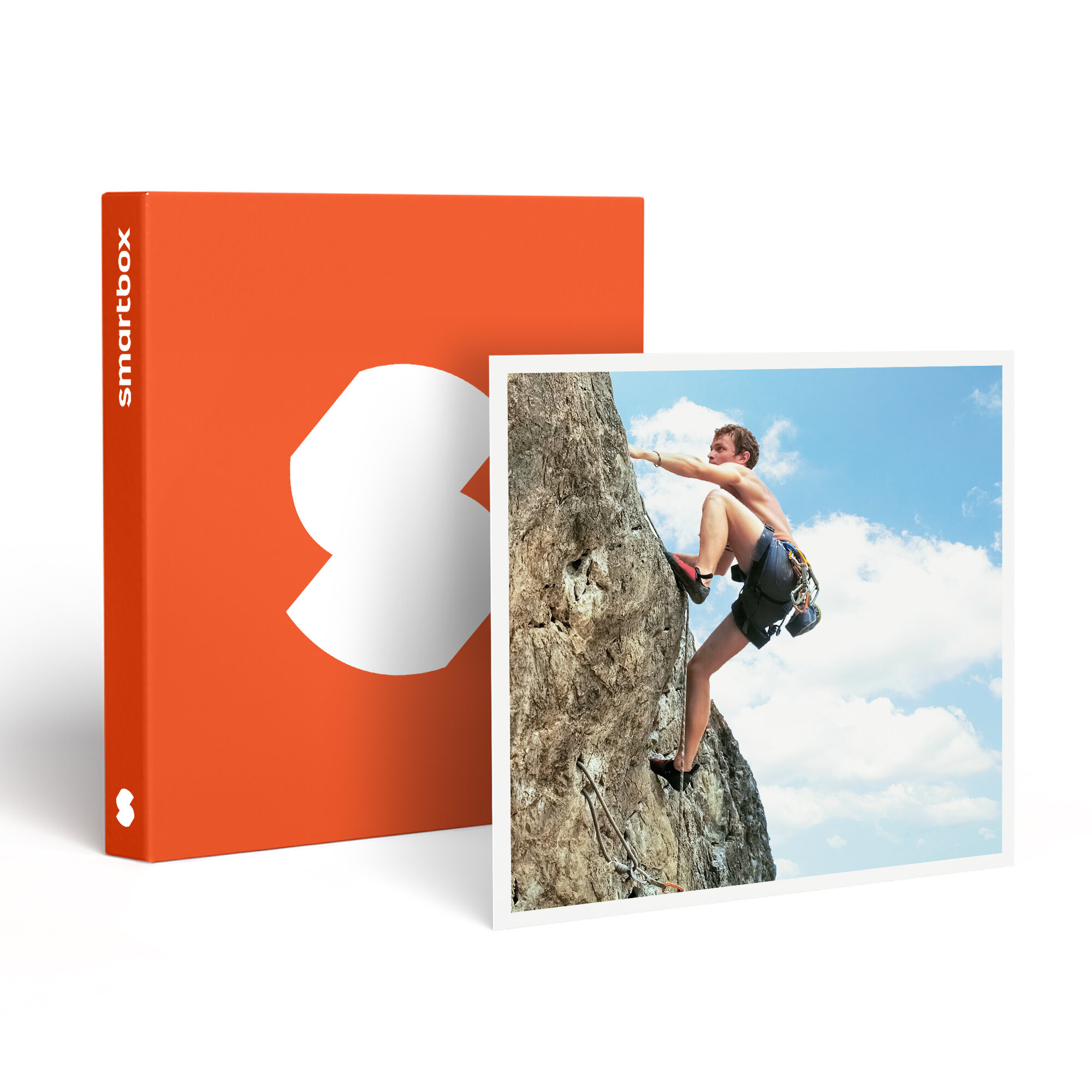 Un hombre escala una roca. Caja naranja con logo blanco a la izquierda. Cielo azul y nubes al fondo.