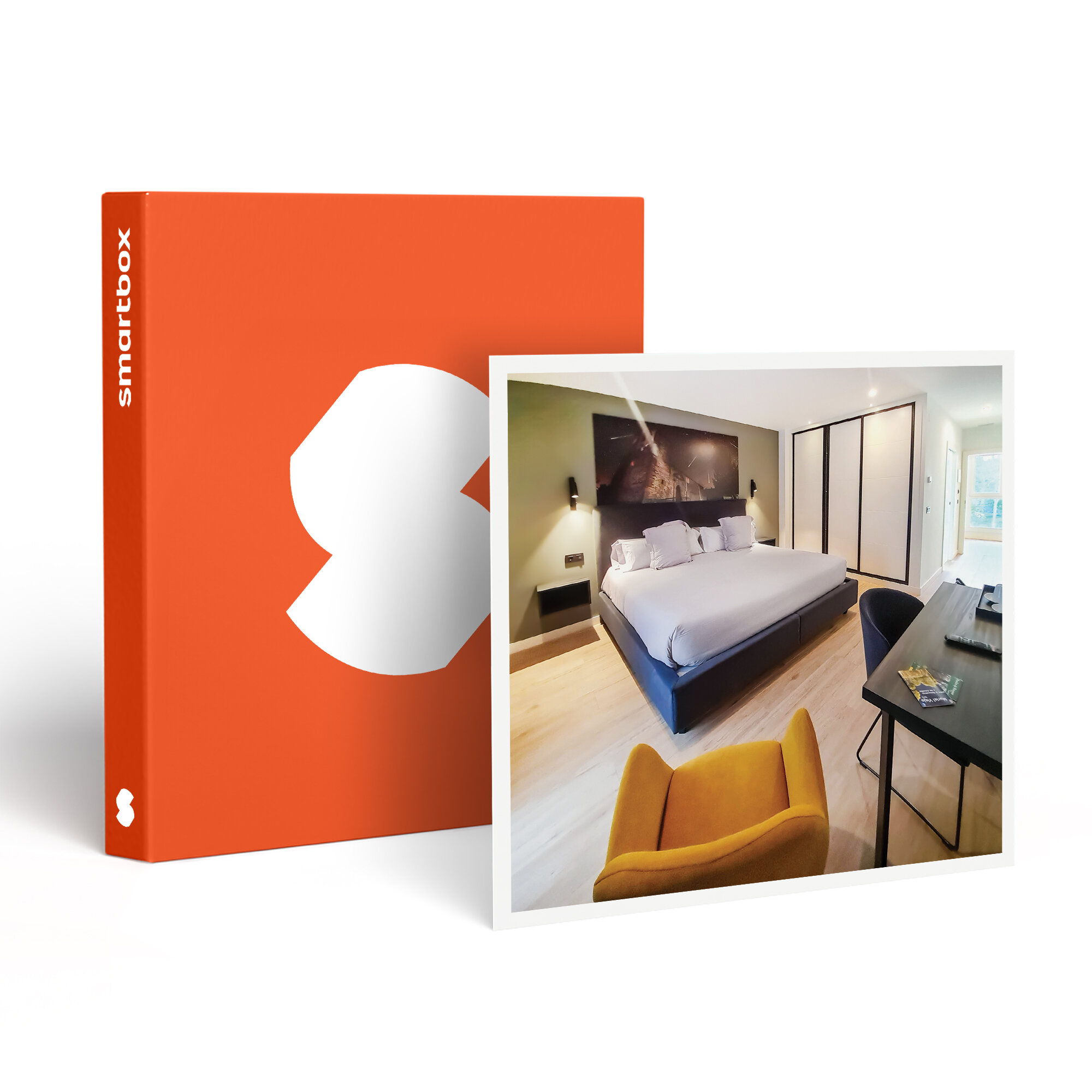Una Smartbox naranja y una habitación de hotel. La habitación tiene cama, silla amarilla y escritorio.